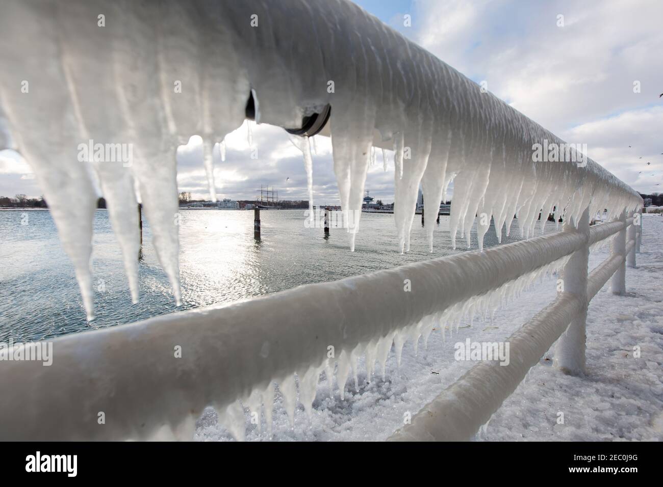 Gefrorenes Meerwasser ist an der Mole vom Leuchtturm Travemünde in Lübeck-Travemünde zu sehen. Foto Stock