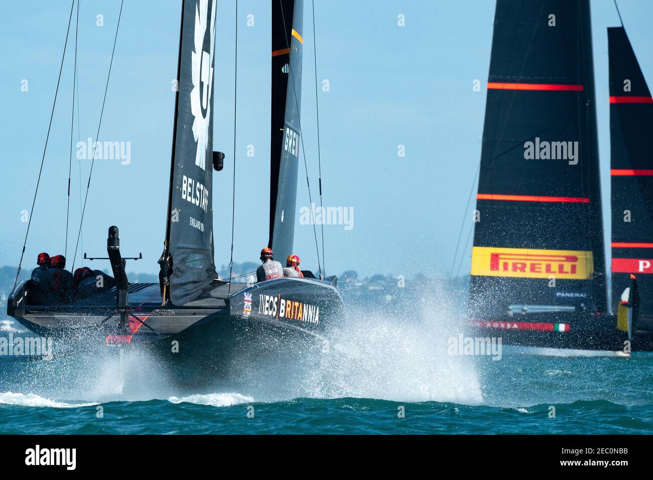 Auckland, Nuova Zelanda, 13 febbraio 2021 - il team italiano Luna Rossa Prada Pirelli, co-aiutati da Francesco Bruni e Jimmy Spithill e dalla Britannia dell'INEOS Team UK, scuoiata da Sir ben Ainslie, in azione durante la loro seconda gara nella finale della Prada Cup sul Waitemata Harbour di Auckland. Il team italiano ha vinto entrambe le gare per guidare 2-0 Credit: Rob Taggart/Alamy Live News Foto Stock