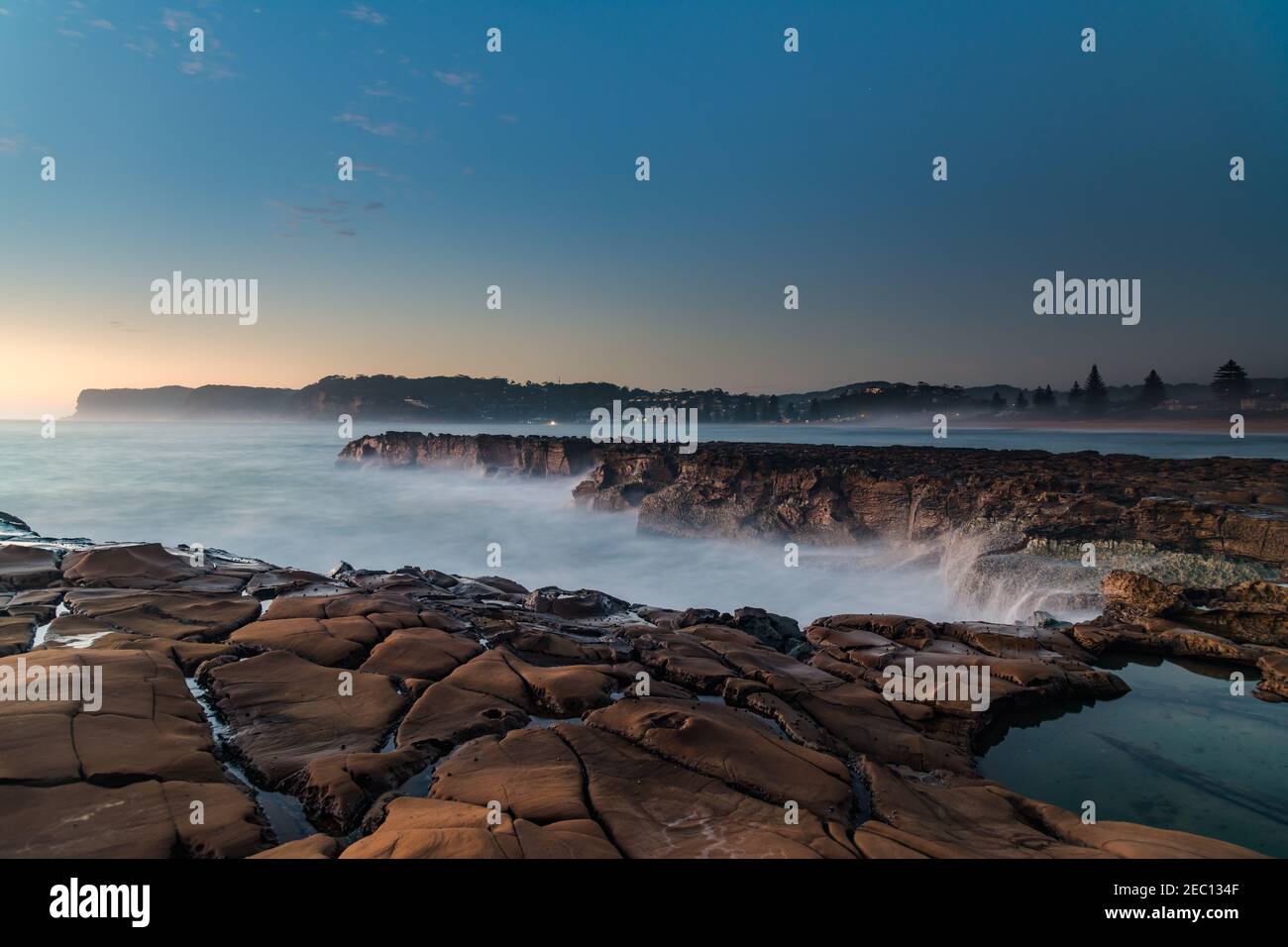 Dawn Seascape dalla piattaforma rocciosa tessellata a North Avoca Beach sulla Central Coast, NSW, Australia. Foto Stock