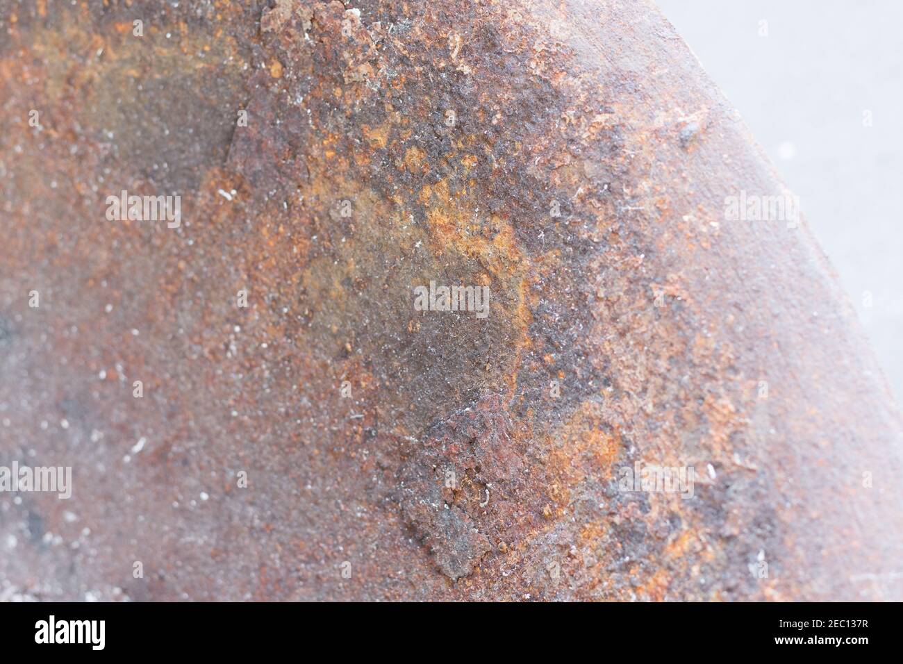 Recipiente in rame arrugginito con messa a fuoco selettiva sui lati di lo scatto Foto Stock