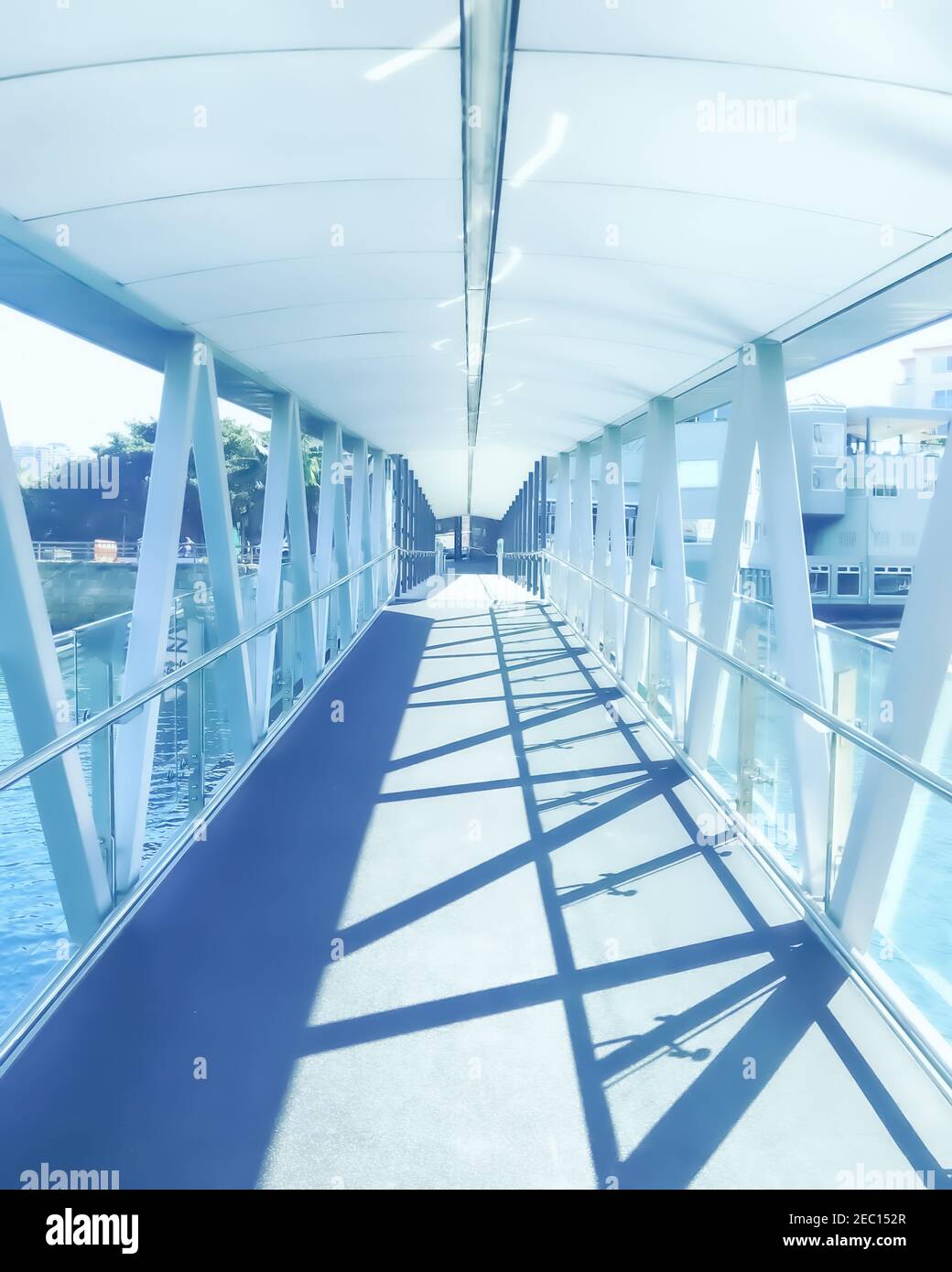 Passerella vuota sopra l'acqua con una tenue tonalità bluastra diffusa. Cosa ci aspetta? Foto Stock