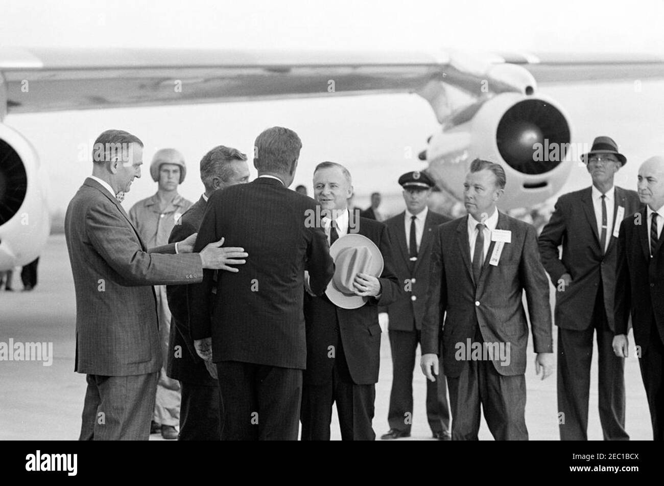 Visita delle installazioni della NASA: Houston, Texas, arrivo, 18:15. Il presidente John F. Kennedy (di ritorno alla macchina fotografica) saluta il governatore del Texas, Price Daniel, all'arrivo all'aeroporto internazionale di Houston, Houston, Texas. Da sinistra a destra (in primo piano): Rappresentante Albert Thomas (Texas); Sindaco di Houston, Lewis Cutro; Presidente Kennedy; Governatore Daniel (cappello, stringendo le mani con il presidente); giudice della contea di Harris, Bill Elliott; non identificato; Direttore del presidiato Spacecraft Center, Dr. Robert Gilruth (parzialmente nascosto sul bordo della cornice). Il presidente Kennedy si recò a Houston come parte di un Foto Stock