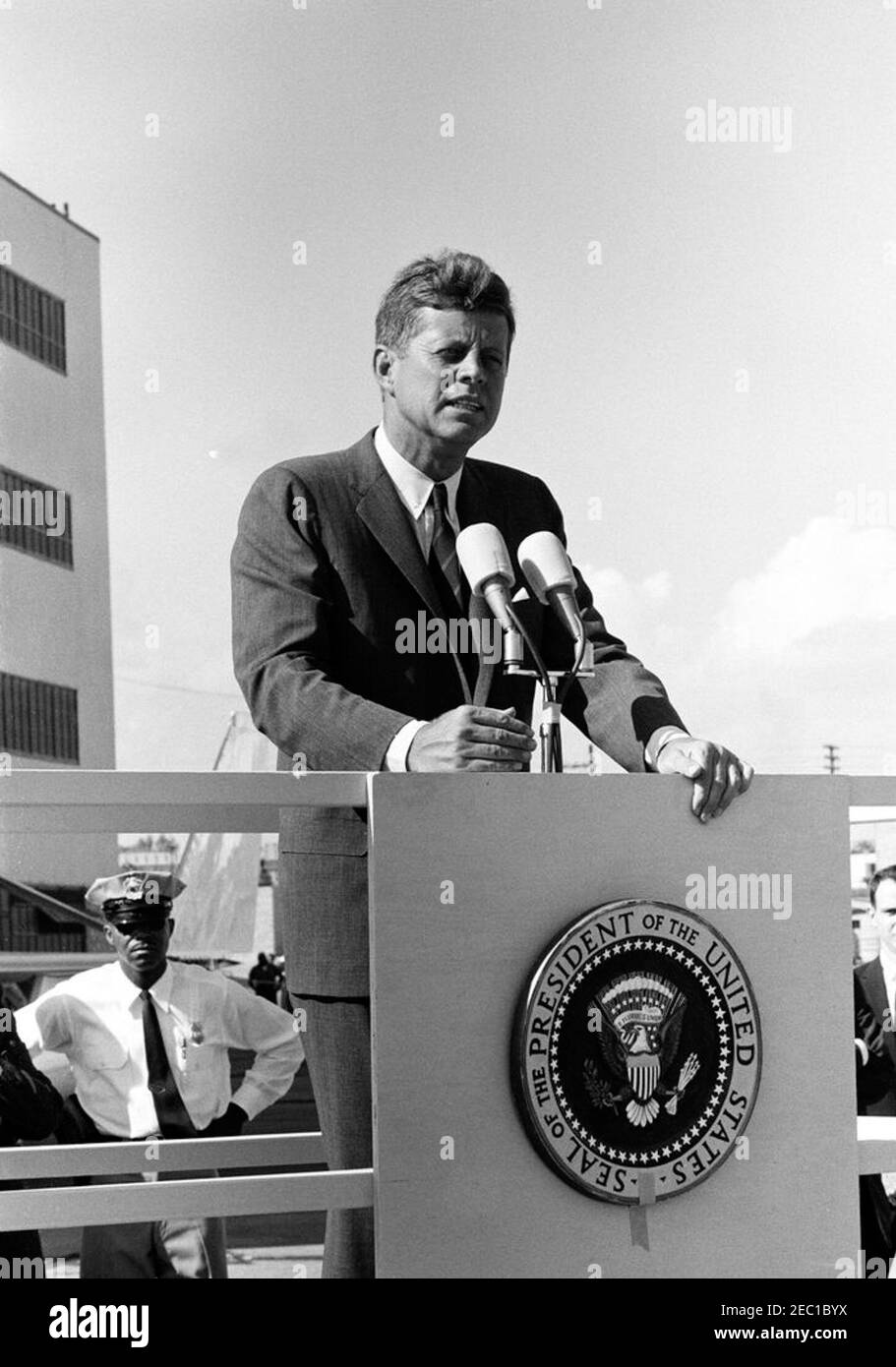 Visita delle installazioni della NASA: St. Louis, Missouri, McDonnell Aircraft, 15:27. Il presidente John F. Kennedy trasmette osservazioni ai dipendenti dello stabilimento McDonnell Aircraft Corporation di St. Louis, Missouri; il presidente Kennedy ha visitato lo stabilimento di McDonnell nell'ambito di un tour di due giorni delle installazioni sul campo della National Aeronautics and Space Administration (NASA). Lambert-St Louis, St. Louis, Missouri. Foto Stock