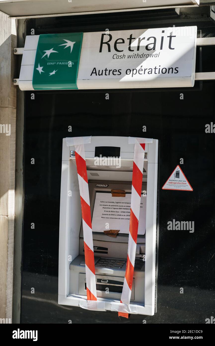 Strasburgo, Francia - 29 luglio 2017: Condannato BNP Paribas bancomat chiuso con nastro protettivo scotch e pagina pubblicitaria bianca a causa di un malfunzionamento Foto Stock