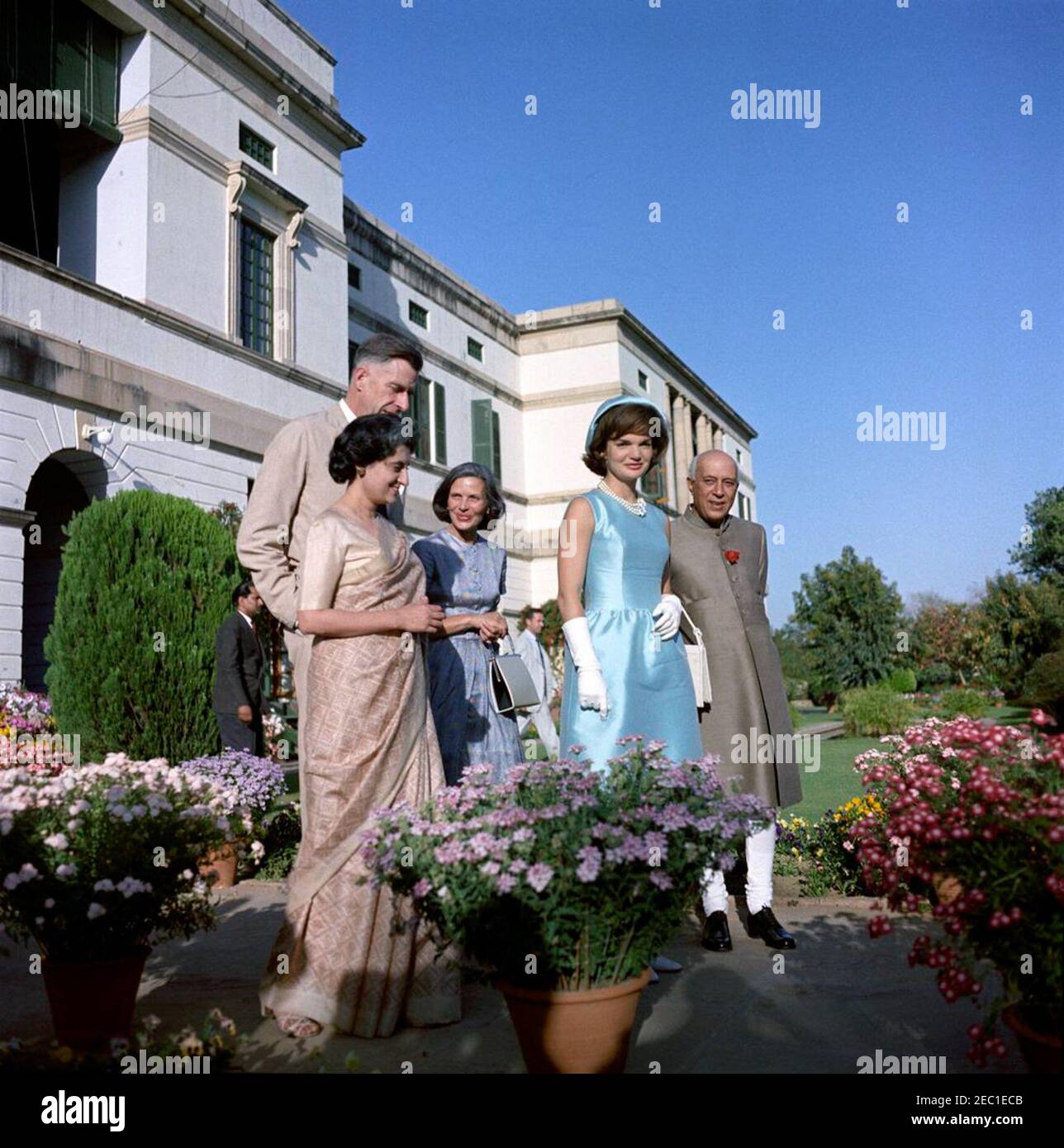 Prima Lady Jacqueline Kennedyu2019s (JBK) viaggio in India e Pakistan: Nuova Delhi, Delhi, India, visita con il primo Ministro dell'India Jawaharlal Nehru e l'Ambasciatore degli Stati Uniti in India John Kenneth Galbraith presso la residenza del primo Ministro, Teen Murti Bhavan. La First Lady Jacqueline Kennedy visita la residenza del primo ministro indiano Jawaharlal Nehruu2019s, Teen Murti Bhavan. L-R: Indira Gandhi, figlia del primo Ministro; Ambasciatore degli Stati Uniti in India, John Kenneth Galbraith (dietro); Kitty Galbraith; Sig.ra Kennedy; primo Ministro Nehru. Nuova Delhi, India. Foto Stock