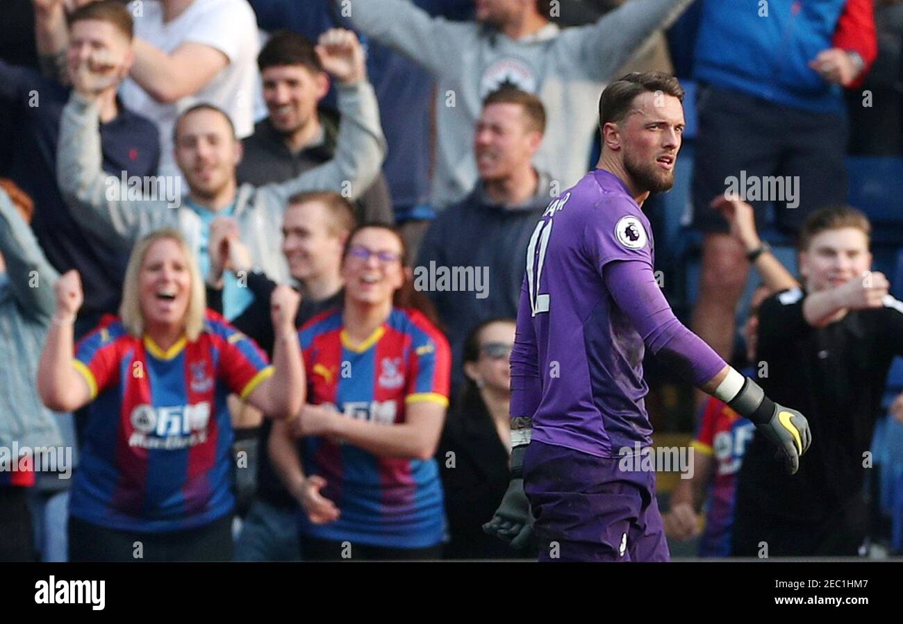 Calcio Calcio - Premier League - Crystal Palace v Huddersfield Town - Selhurst Park, Londra, Gran Bretagna - 30 marzo 2019 il ben Hamer di Huddersfield Town reagisce come i tifosi del Crystal Palace celebrano SOLO PER USO EDITORIALE DI REUTERS/Hannah McKay. Nessun utilizzo con audio, video, dati, elenchi di apparecchi, logo di club/campionato o servizi "live" non autorizzati. L'uso in-match online è limitato a 75 immagini, senza emulazione video. Nessun utilizzo nelle scommesse, nei giochi o nelle pubblicazioni di singoli club/campionati/giocatori. Per ulteriori informazioni, contattare il rappresentante commerciale. Foto Stock
