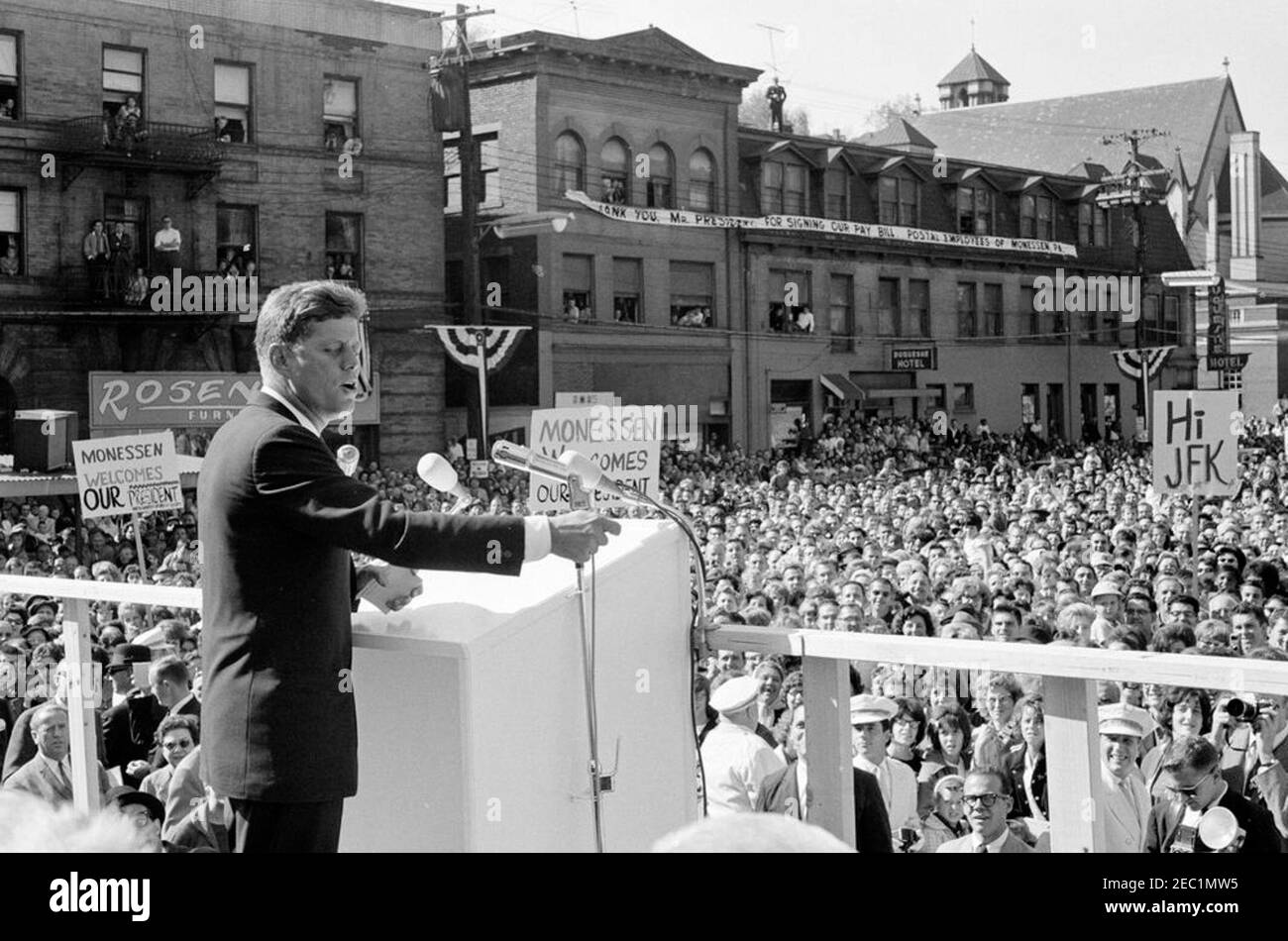 Campagna del Congresso: Monessen, Pennsylvania, rally. Il presidente John F. Kennedy ha espresso le sue osservazioni a un raduno della campagna del Congresso a Monessen, Pennsylvania. Foto Stock