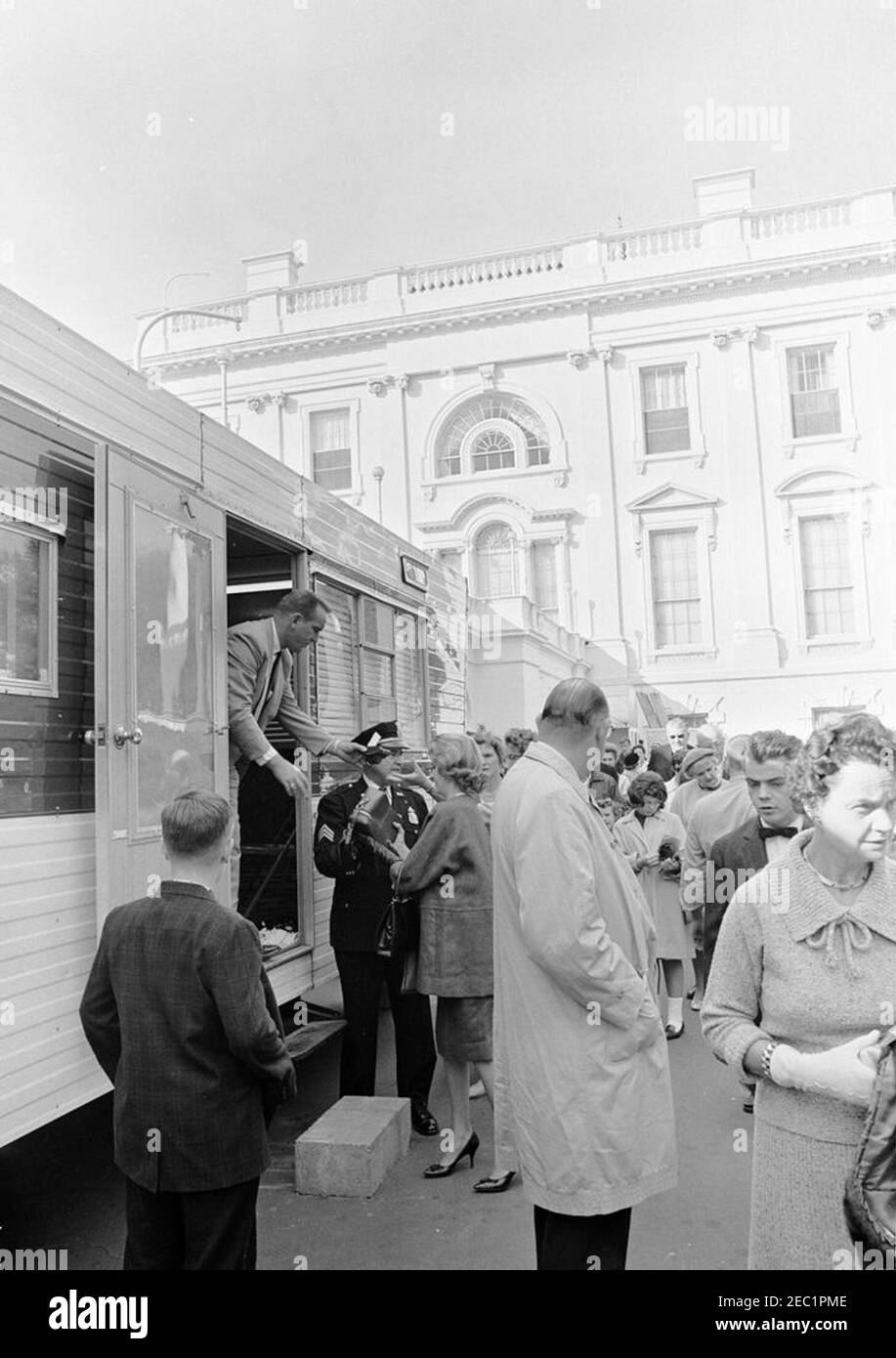 White House, nuove misure di sicurezza per i visitatori messe in atto. I visitatori ritirano le loro borse e i pacchi per fotocamere controllati da un rimorchio allestito all'esterno dell'ingresso dell'ala est della Casa Bianca, come parte delle nuove precauzioni di sicurezza stabilite in risposta alla crisi a Cuba. Washington, D.C. Foto Stock