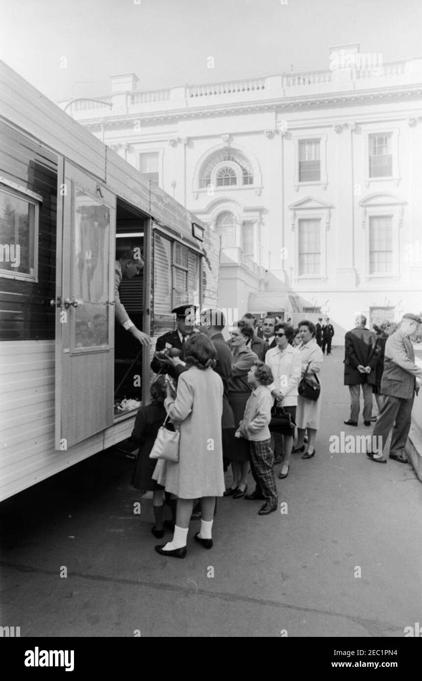 White House, nuove misure di sicurezza per i visitatori messe in atto. I visitatori ritirano le loro borse e i pacchi per fotocamere controllati da un rimorchio allestito all'esterno dell'ingresso dell'ala est della Casa Bianca, come parte delle nuove precauzioni di sicurezza stabilite in risposta alla crisi a Cuba. Washington, D.C. Foto Stock