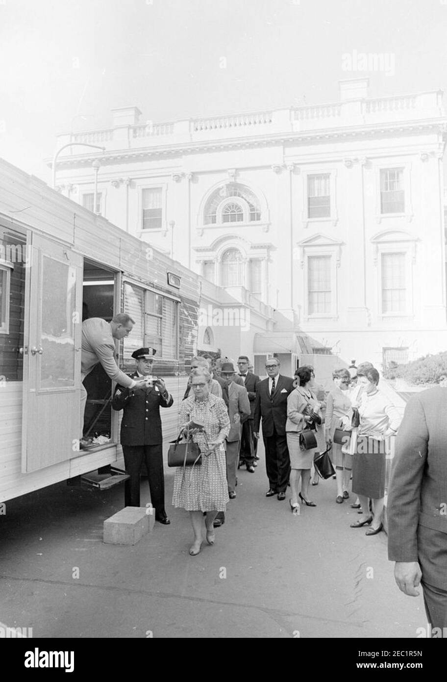 White House, nuove misure di sicurezza per i visitatori messe in atto. I visitatori ritirano le loro borse e i pacchi per fotocamere controllati da un rimorchio allestito all'esterno dell'ingresso dell'ala est della Casa Bianca, come parte delle nuove precauzioni di sicurezza stabilite in risposta alla crisi a Cuba. Washington, D.C. Foto Stock