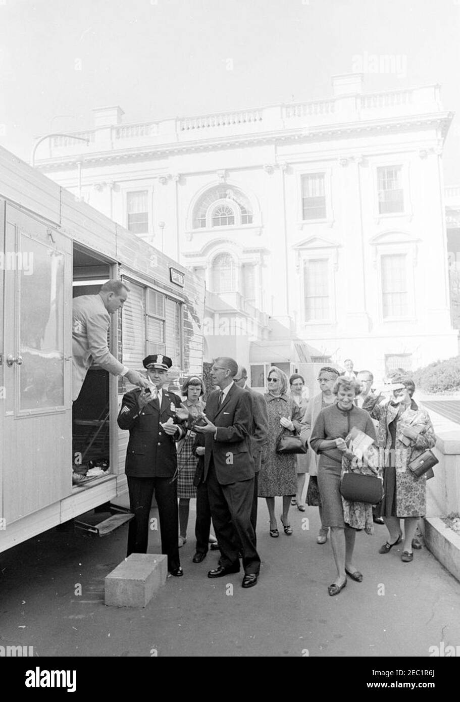 White House, nuove misure di sicurezza per i visitatori messe in atto. I visitatori ritirano le loro borse e i pacchi per fotocamere controllati da un rimorchio allestito all'esterno dell'ingresso dell'ala est della Casa Bianca, come parte delle nuove precauzioni di sicurezza stabilite in risposta alla crisi a Cuba. Washington, D.C. Foto Stock
