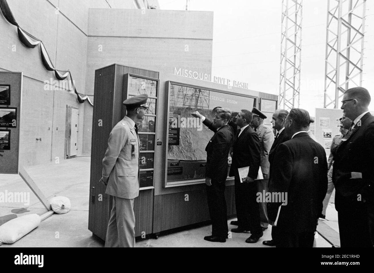 Viaggio negli stati occidentali: Pierre, South Dakota (Oahe Dam), 10:25. Il presidente John F. Kennedy vede il corpo dell'esercito degli Stati Uniti di Engineersu0027 mostra durante la cerimonia di dedicazione della diga e del serbatoio di Oahe, sulle rive del fiume Missouri, vicino a Pierre, Dakota del Sud. Nella foto: Ingegnere distrettuale di Omaha, colonnello Harry G. Woodbury, Jr.; Segretario dell'interno, Stewart L. Udall; capo degli ingegneri dell'esercito, tenente generale Walter K. Wilson, Jr.; candidato senatoriale degli Stati Uniti dal South Dakota, George McGovern; Oahe Area Engineer, John W. Sibert, Jr.; Governatore del South Dakota, Archie M. Gubrud. Foto Stock