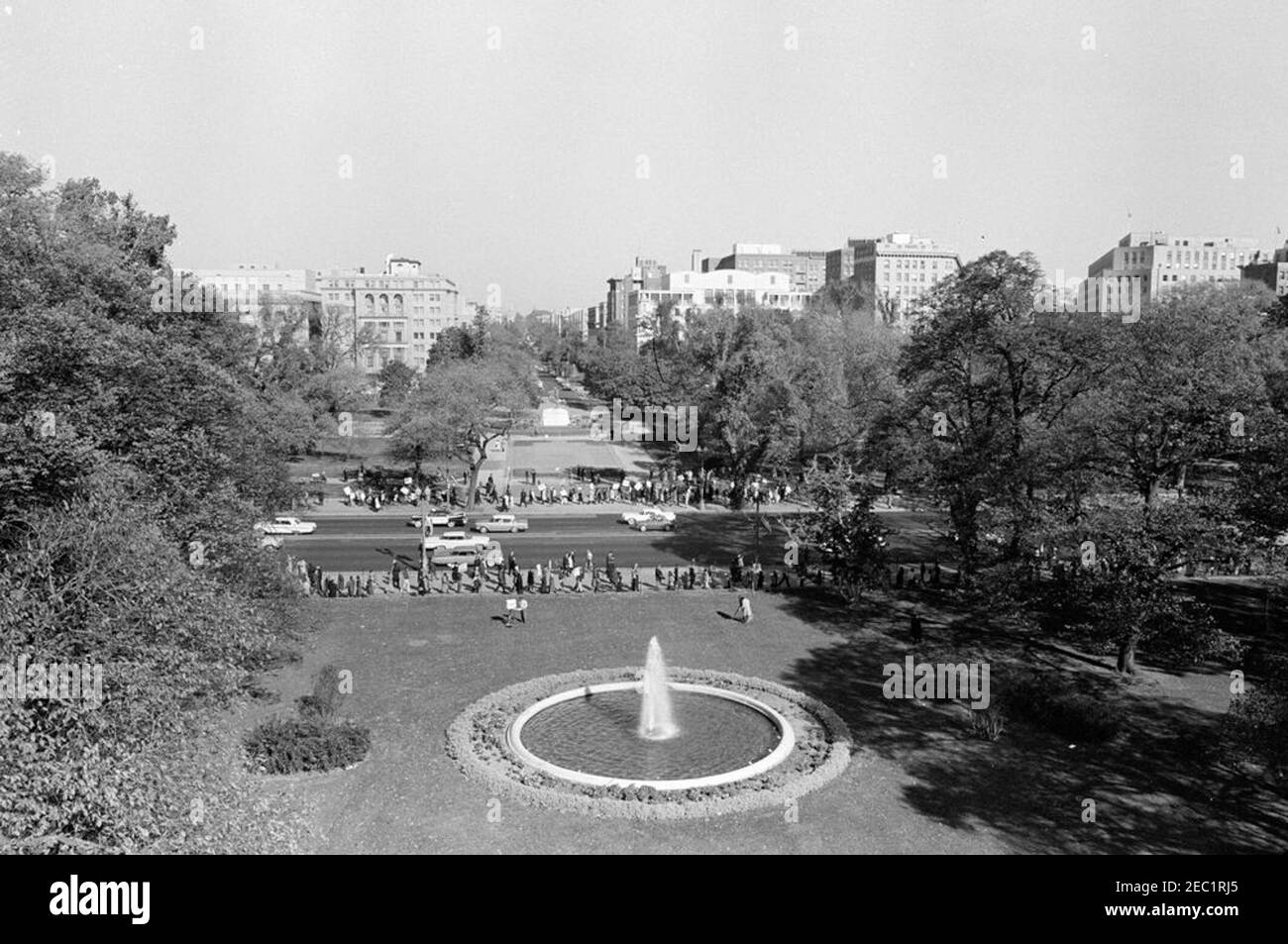 Manifestanti alla Casa Bianca. Vista dei dimostranti che si sono ritirati lungo Pennsylvania Avenue a Washington, D.C., in risposta alla crisi a Cuba. Il prato nord della Casa Bianca è in primo piano; Lafayette Square è visibile sullo sfondo. Foto Stock