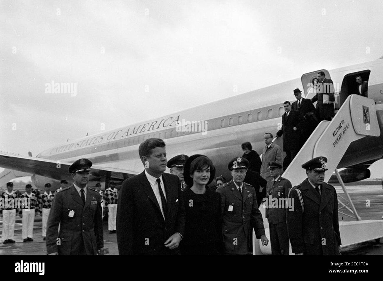 Servizi funerari per la Sig.ra Eleanor Roosevelt, Hyde Park, New York. Il presidente John F. Kennedy e la First Lady Jacqueline Kennedy arrivano alla base dell'aeronautica Stewart di Newburgh, New York, a bordo dell'Air Force One per assistere ai funerali di Eleanor Roosevelt ad Hyde Park, New York. Anche nella foto: Air Force Aide al presidente, Brigadier General Godfrey T. McHugh; Assistente speciale al presidente Kennedy, Arthur M. Schlesinger, Jr.; Marian Cannon Schlesinger; Press Secretary, Pierre Salinger; White House Secret Service Agent, Roy Kellerman e Clint Hill. Foto Stock