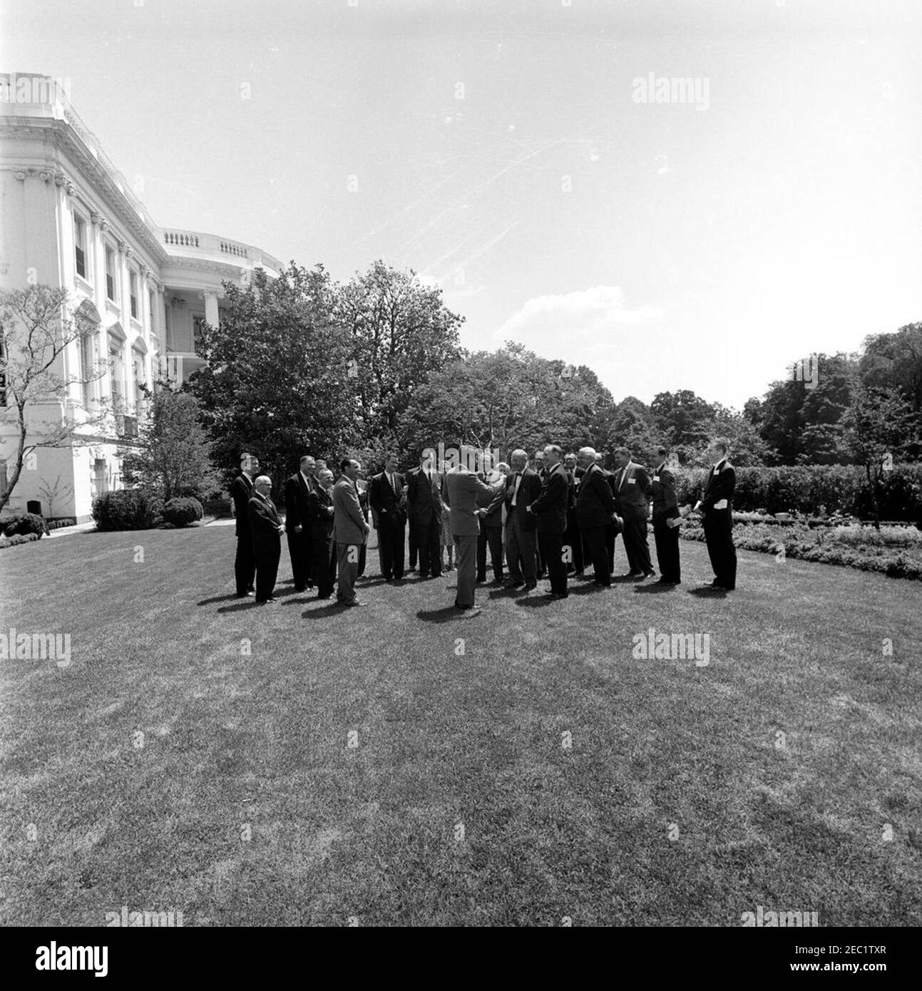 Visita dei rappresentanti dell'Associazione Unitarian Universalist delle Congregazioni in Nord America (UUA), ore 12. Il presidente John F. Kennedy (centro) visita con i rappresentanti dell'Associazione unisalista unitaria delle Congregazioni in Nord America (UUA). Rose Garden, White House, Washington, D.C. [per un elenco completo dei partecipanti, vedere il programma del Presidente 2019.] [Fotografia di Harold Sellers] Foto Stock