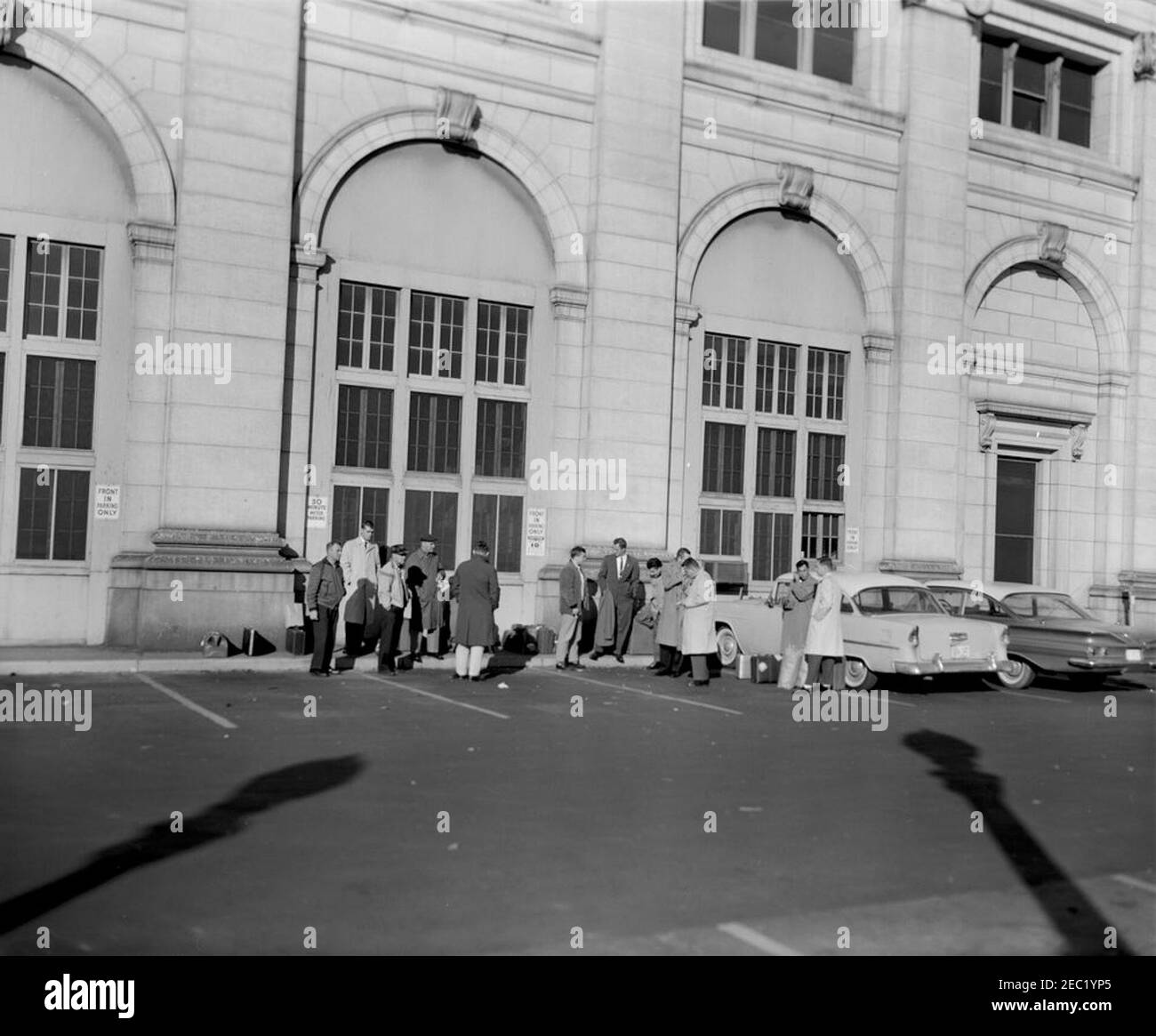 Le auto ferroviarie dell'esercito a Union Station, St. Louis, Missouri, sono state in scena e spostate in preparazione del viaggio del Presidente 2019 a Filadelfia per la partita di football Army-Navy il 02 dicembre 1961. Gli ufficiali della White House Army Signal Agency (WHASA) si trovano fuori dalla Union Station di Washington, D.C., prima di salire a bordo di un treno per St. Louis, Missouri; Il personale della WHASA si è recato alla St. Louis Union Station per preparare le vetture ferroviarie dell'esercito degli Stati Uniti per il viaggio del presidente John F. Kennedyu2019 a Philadelphia per la partita di football dell'esercito della Marina il 2 dicembre 1961. [Fotografia di Harold Sellers] Foto Stock