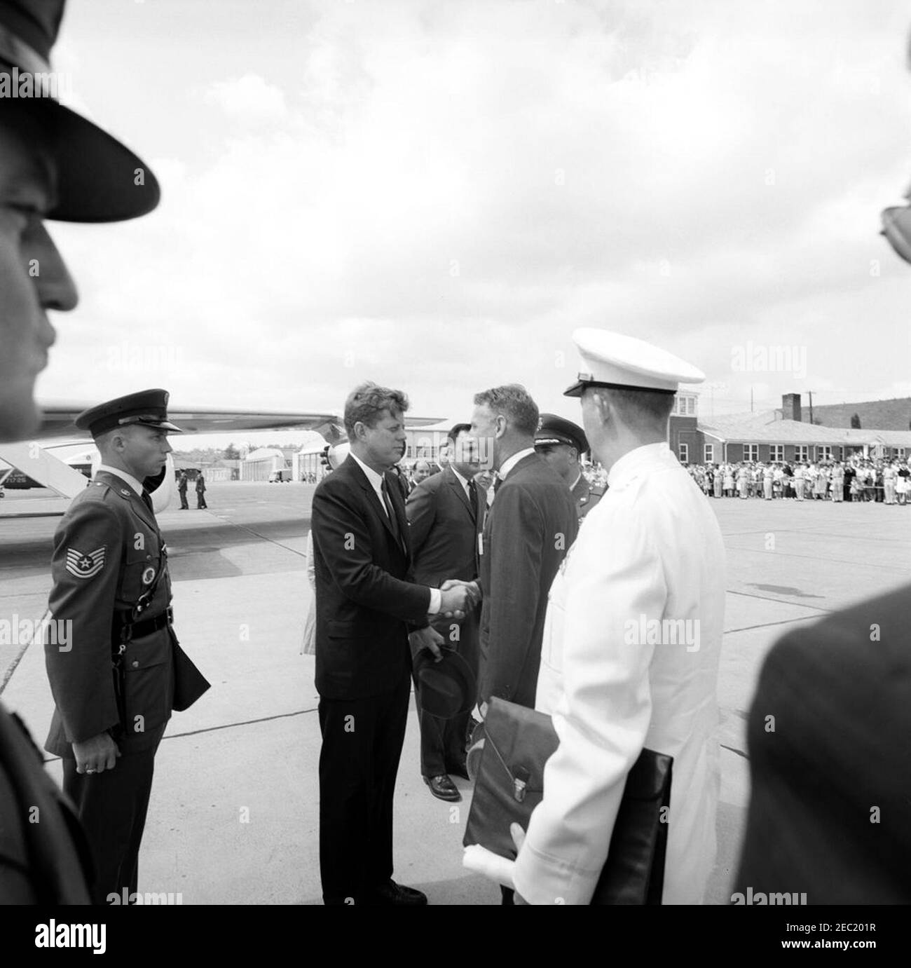 Indirizzo di inizio alla United States Military Academy, West Point (New York), 10:01. Il presidente John F. Kennedy (centro a sinistra) visita con i leader democratici della contea di Orange, New York, prima della sua partenza per Washington, D.C., dopo aver frequentato gli esercizi di laurea alla United States Military Academy, West Point, New York. I saluti del presidente Kennedy includono: B. Sears Hunter (scuotendo le mani con il presidente); William F. Ward, Jr.; Edwin R. Kaback. Militare Aide al presidente, generale Chester V. Clifton, si trova a destra in primo piano. Base dell'aeronautica militare Stewart, Newburgh, New York. Foto Stock