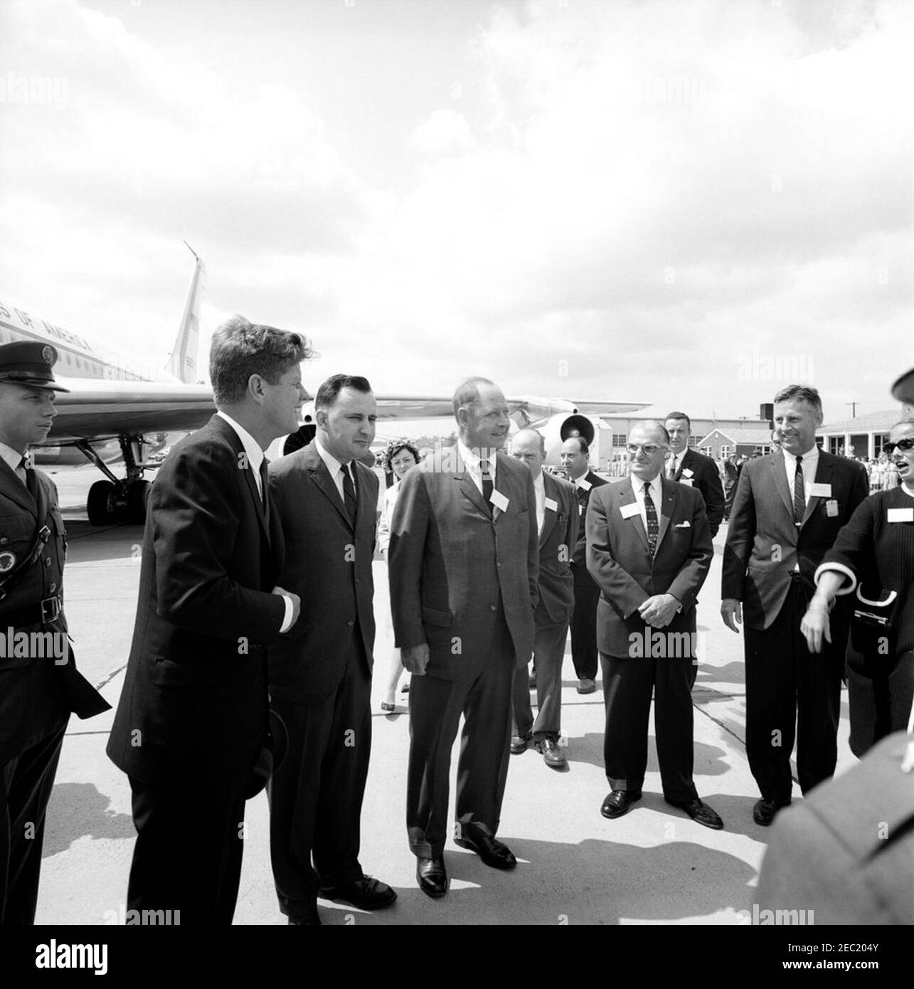 Indirizzo di inizio alla United States Military Academy, West Point (New York), 10:01. Il presidente John F. Kennedy (a sinistra) visita con i leader democratici della contea di Orange, New York, prima della sua partenza per Washington, D.C., dopo aver frequentato gli esercizi di laurea alla United States Military Academy, West Point, New York. I saluti del presidente Kennedy includono: William F. Ward, Jr.; Lawrence E. Maxwell; George J. Manuche; B. Sears Hunter; Joan Greaves; Edwin R. Kaback. Air Force One è visibile all'estrema sinistra. Base dell'aeronautica militare Stewart, Newburgh, New York. Foto Stock