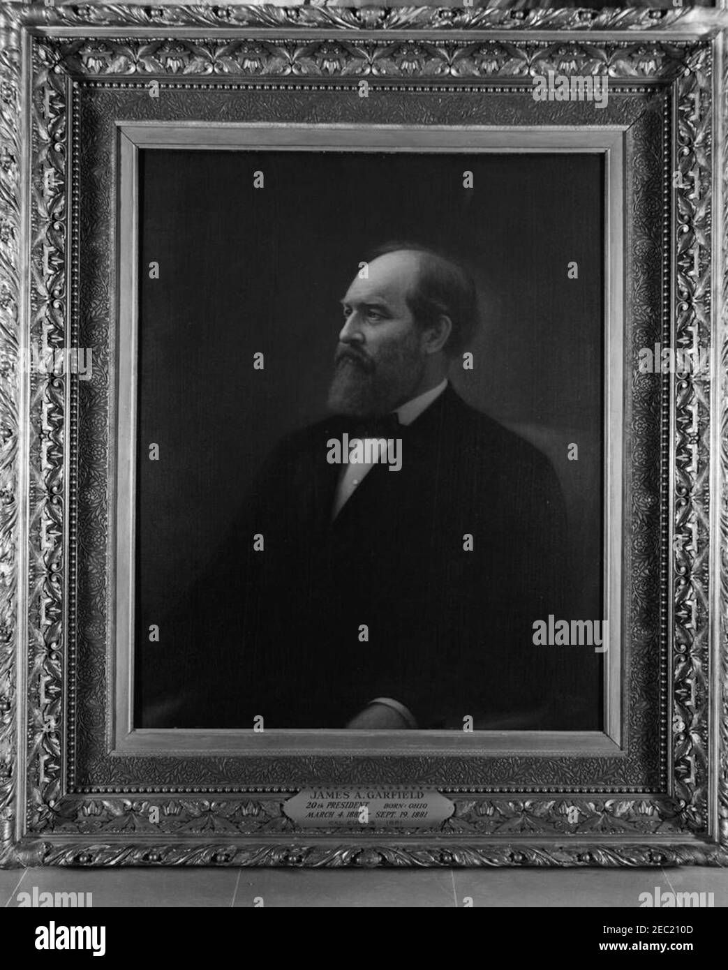 Dipinti della Casa Bianca: La ricezione del Gen. Ulysses S. Grant di Francis B. Carpenter (in seguito noto come Corte Repubblicana nei giorni di Lincoln, attribuita a Peter F. Rothermel)(1867); Cannonading sul Potomac, ottobre 1861 di Wordsworth Thompson; James Garfield di Calvin Curtis (1881); Grover Cleveland di Eastman Johnson (1891); Benjamin Harrison di Eastman Johnson (1895); Theodore Roosevelt di John Singer Sargent (1903); Harry S. Truman di Greta Kempton (1947); Porch of the Maidens all'Erechtheum di Stanford White (1900) [precedentemente chiamato Tempio delle sette vergini]; Millard Fillmore di Foto Stock