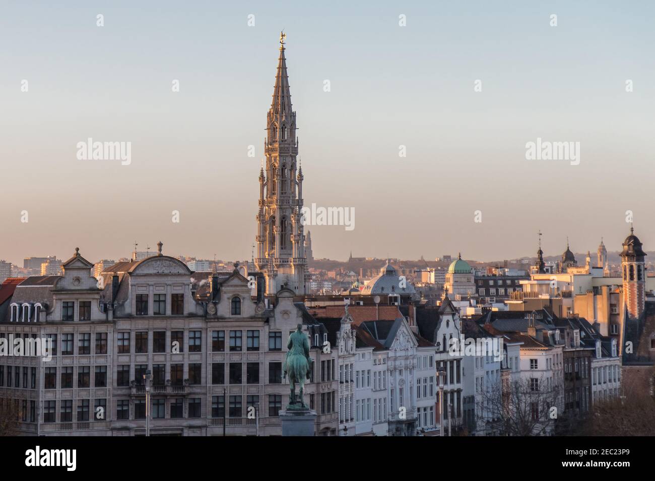 Paesaggio urbano di Bruxelles e la torre del municipio, panorama da Monts des Arts in bella prima serata, Belgio Foto Stock