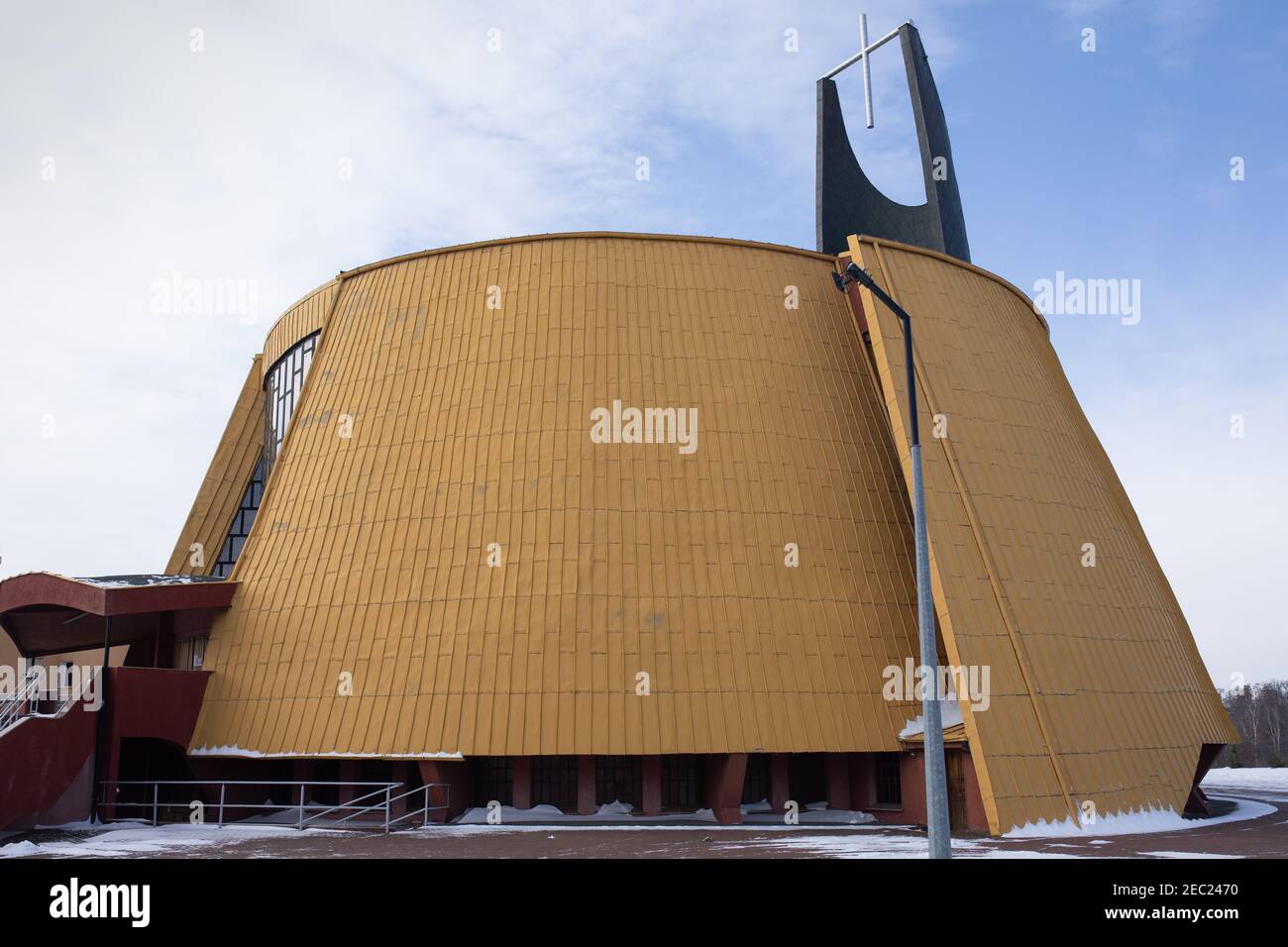 Gniezno, Polonia - architettura religiosa contemporanea - una chiesa moderna in una delle proprietà abitative Foto Stock