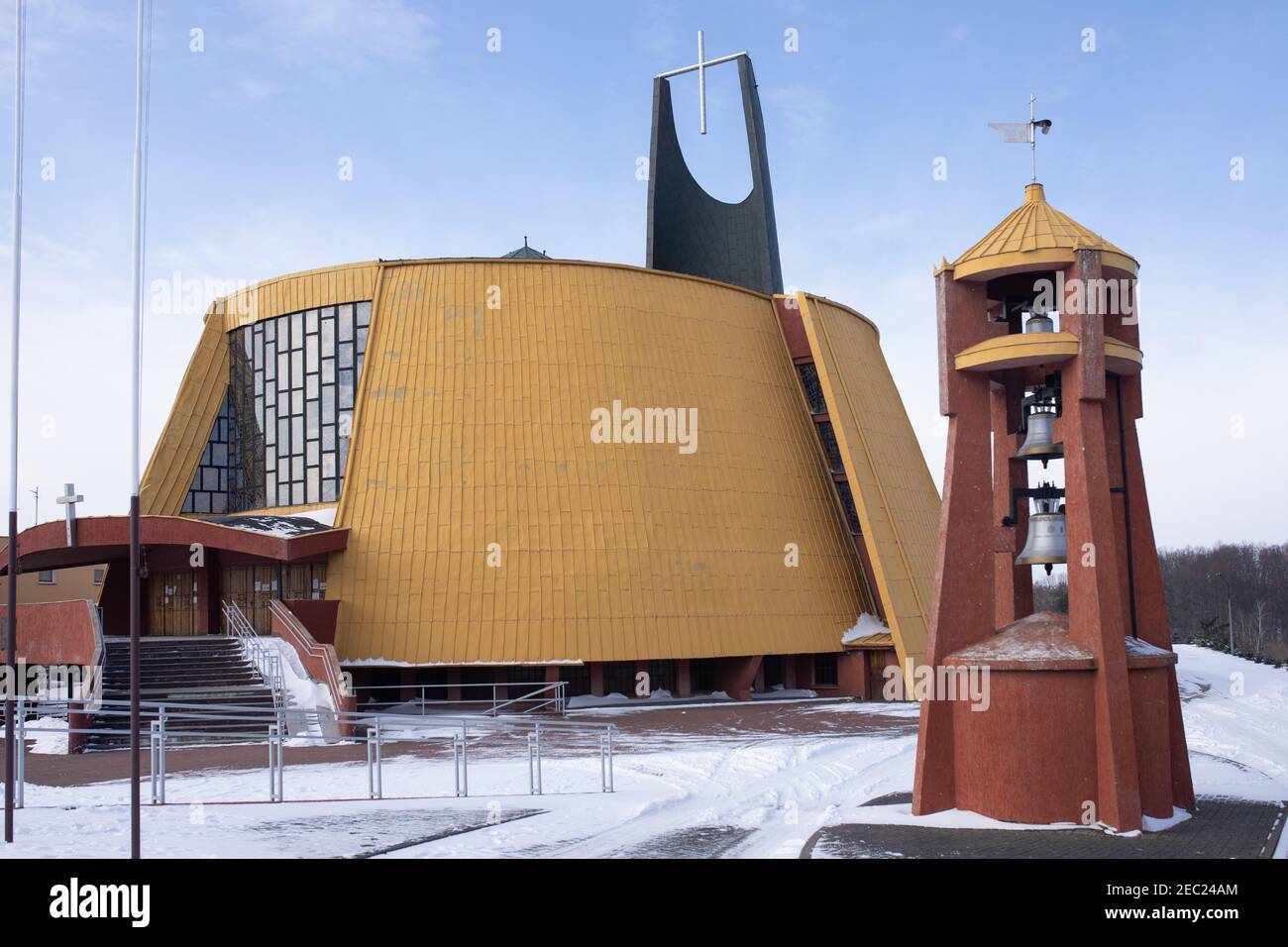 Gniezno, Polonia - architettura religiosa contemporanea - una chiesa moderna in una delle proprietà abitative Foto Stock