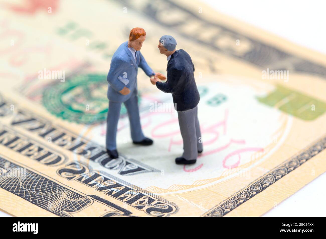 Uomini d'affari che scuotono la banconota da dollari usa. Affare redditizio dell'azienda di affari. Accordo finanziario per l'acquisto e la vendita. Concetto di trattativa redditizia. Inves Foto Stock