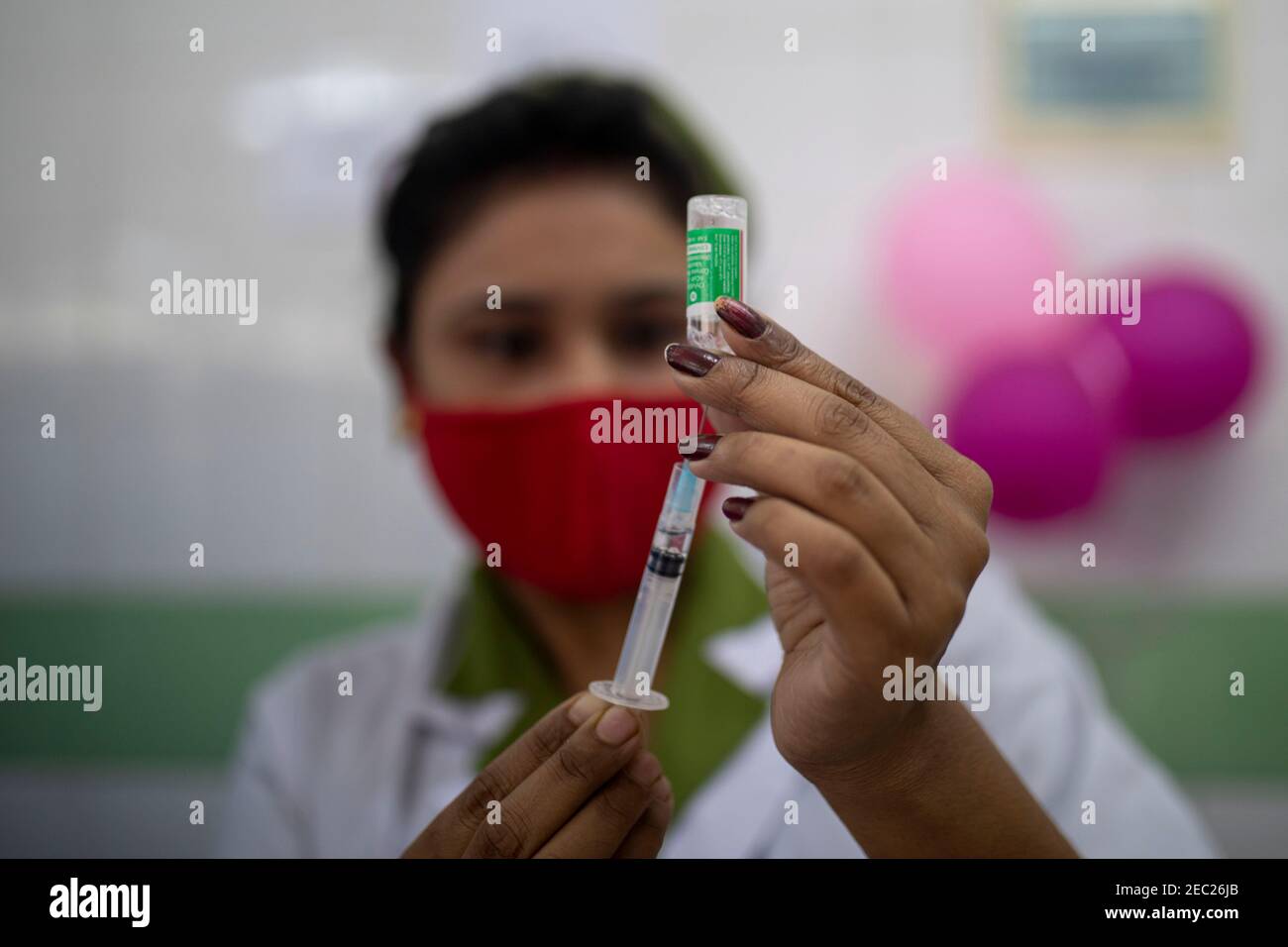 Un'infermiera prepara un vaccino COVID-19 vaccinato in un ospedale a Dhaka, Bangladesh. Foto Stock