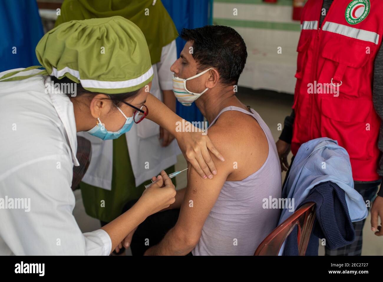 Infermiere vaccinare una donna con il vaccino Covid 19 in un ospedale a Dacca, Bangladesh Foto Stock