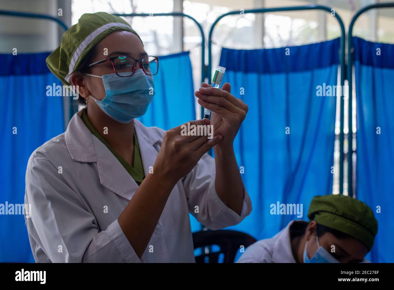 Un'infermiera prepara un vaccino COVID-19 vaccinato in un ospedale a Dhaka, Bangladesh. Foto Stock