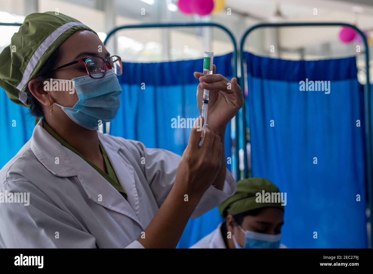 Un'infermiera prepara un vaccino COVID-19 vaccinato in un ospedale a Dhaka, Bangladesh. Foto Stock