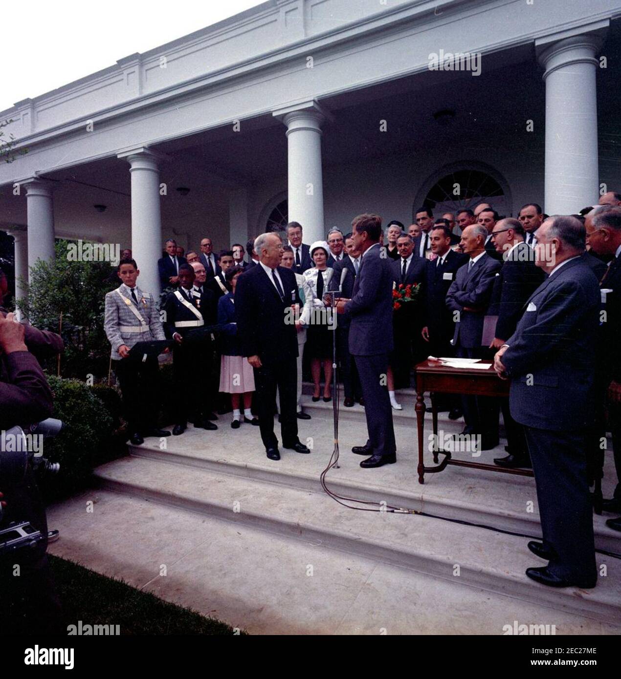 Presentazione dell'American Automobile Association (AAA) LifesSaving Awards nel Rose Garden, 9:50. Il presidente John F. Kennedy (centro) riceve una medaglia di American Automobile Association (AAA) dal presidente della AAA Traffic Safety Foundation, il giudice Clarence E. Bodie, durante la cerimonia AAA Lifesaving Awards; cinque membri dell'organizzazione School Safety Patrol 2019s hanno ricevuto il premio. Tra le foto figurano: Ralph S. u201cSteveu201d Brannin (del North Pinellas Park, Florida), Wayne Brown (di New York, New York), John Puhak (di Hazelton, Pennsylvania), Patri Foto Stock