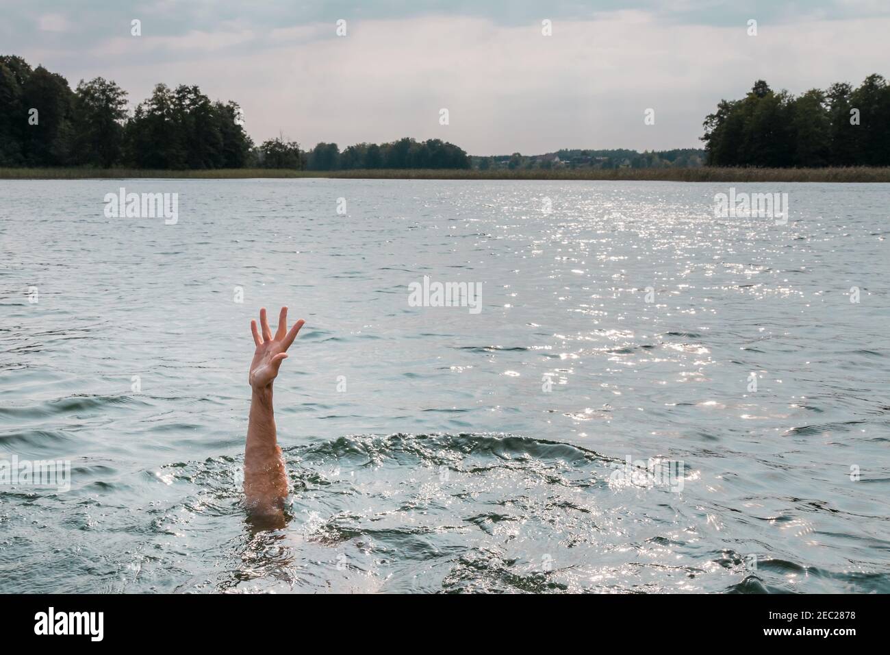 Una sola mano di annegare l'uomo in mare chiedendo aiuto Foto Stock