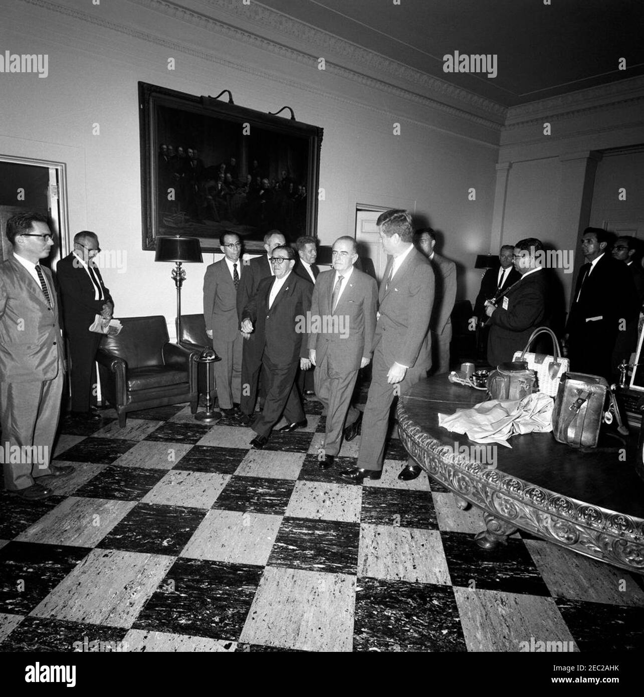 Incontro con Roberto F. chiari, presidente di Panama, ore 15:19. Il presidente John F. Kennedy cammina con il presidente di Panama, Roberto F. chiari (a sinistra), nella lobby dell'ala ovest della Casa Bianca, Washington, D.C., dopo un incontro; i membri della stampa osservano. Anche nella foto: Corrispondente della Casa Bianca per il Columbia Broadcasting System (CBS), George Herman; Ministro delle Relazioni estere di Panama, Dr. Galileo Solis; e gli agenti del Servizio Segreto della Casa Bianca, Emory Roberts e Jack Ready. [Fotografia di Harold Sellers] Foto Stock