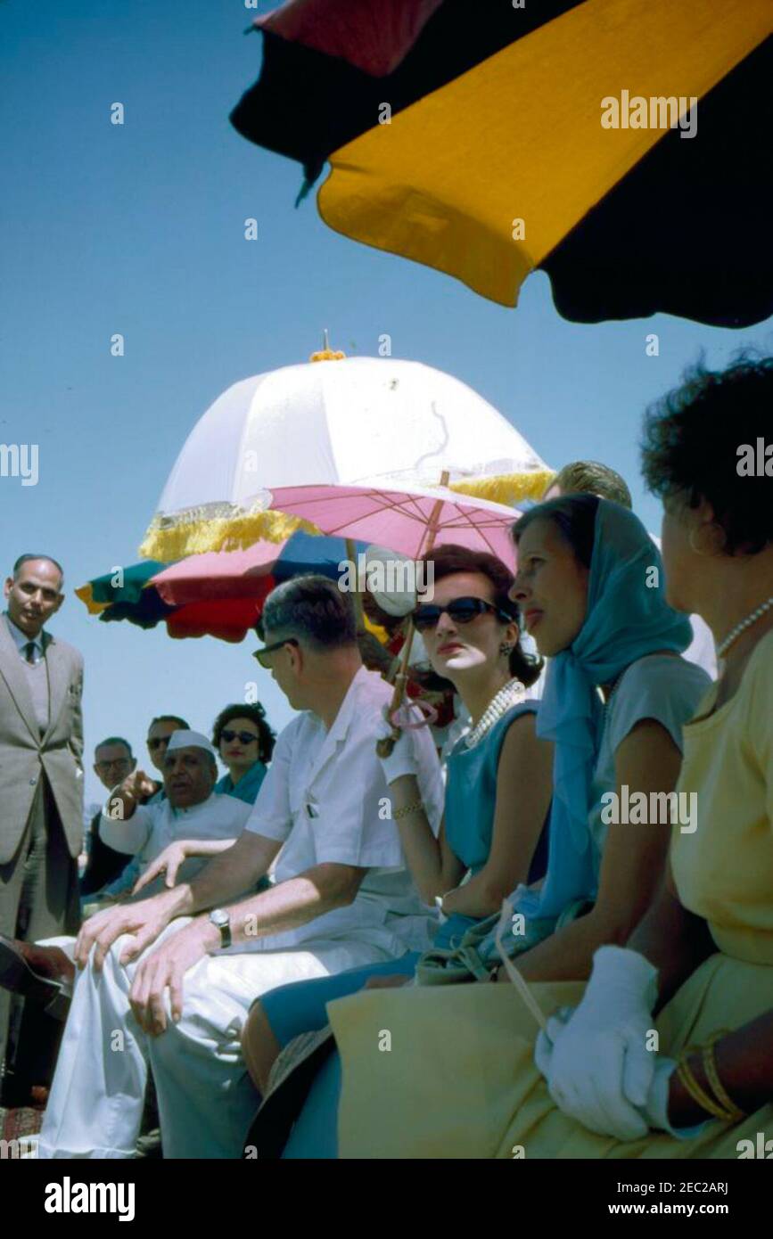 First Lady Jacqueline Kennedyu2019s (JBK) viaggio in India e Pakistan: Benares (Varanasi), Uttar Pradesh, India, giro in barca sul fiume Gange. First Lady Jacqueline Kennedy (nascosto) fa un giro in barca lungo il fiume Gange durante la sua visita a Benares (Varanasi), Uttar Pradesh, India. R-L: Donna non identificata (testa girata); Kitty Galbraith, moglie dell'ambasciatore degli Stati Uniti in India John Kenneth Galbraith; sorella della signora Kennedyu2019s, principessa Lee Radziwill della Polonia; ambasciatore Galbraith; due persone non identificate; Segretario della Casa Bianca Assistente, Jay W. Gildner (indossare occhiali da sole); altri uni Foto Stock