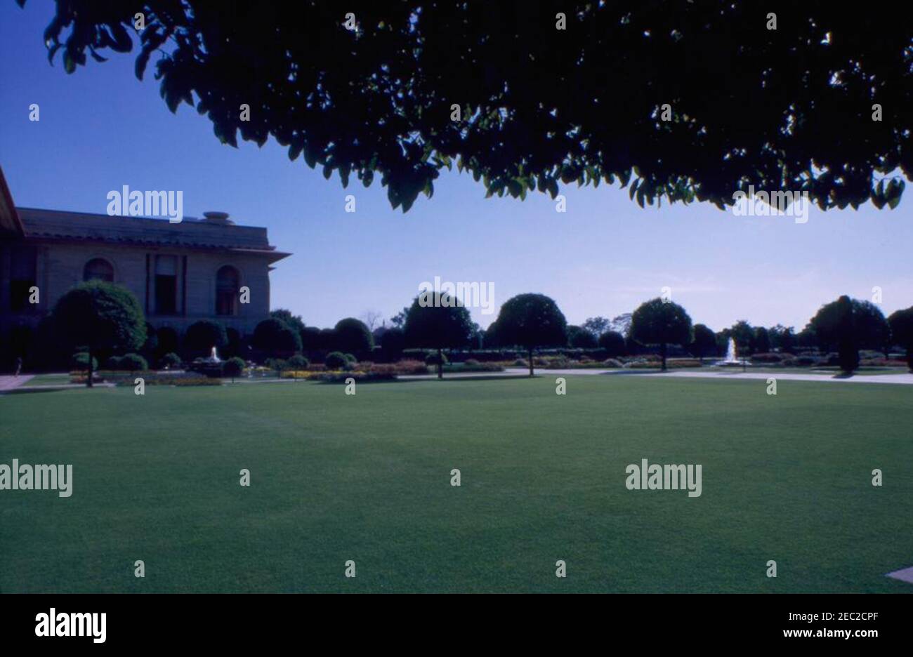 First Lady Jacqueline Kennedyu2019s (JBK) viaggio in India e Pakistan: Nuova Delhi, Delhi, India, viste dei giardini di Rashtrapati Bhavan, residenza ufficiale del presidente dell'India Dr. Rajendra Prasad. Vista del Giardino Mughal di Rashtrapati Bhavan, residenza ufficiale del presidente dell'India, Dr. Rajendra Prasad. Nuova Delhi, India. Foto Stock