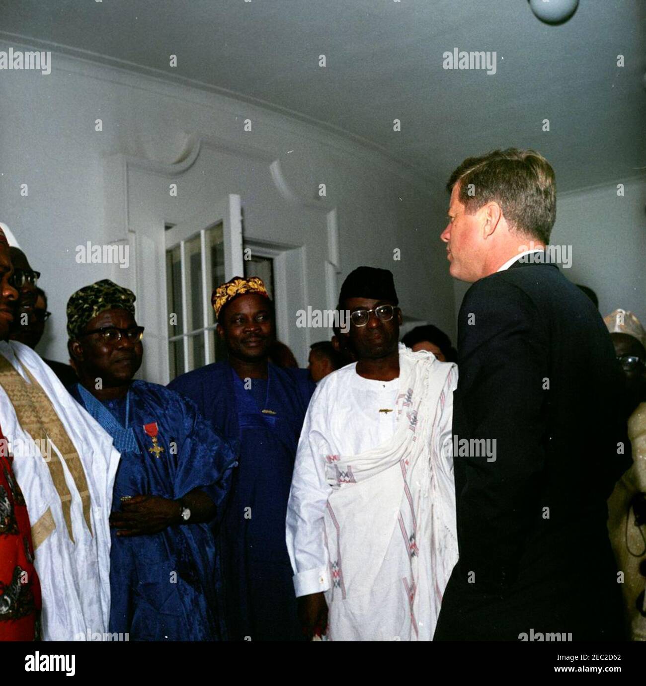 Visita dei parlamentari nigeriani alle 12:15. Visita del presidente John F.  Kennedy (ritorno alla camera) con i membri del Parlamento nigeriano nella  colonnade dell'ala occidentale della Casa Bianca, Washington, D.C. la  delegazione