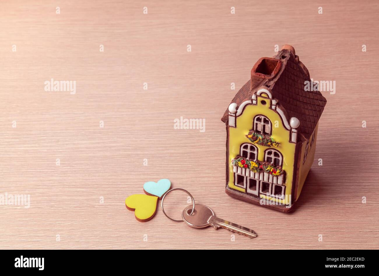 Casa modello, chiave, cuori, e ladybird - concetto immobiliare Foto Stock