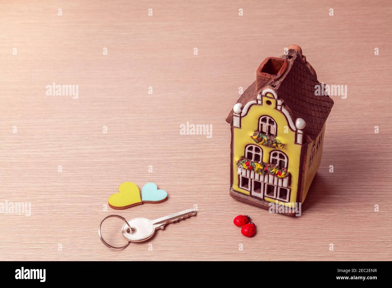 Casa modello, chiave, cuori, e ladybird - concetto immobiliare Foto Stock