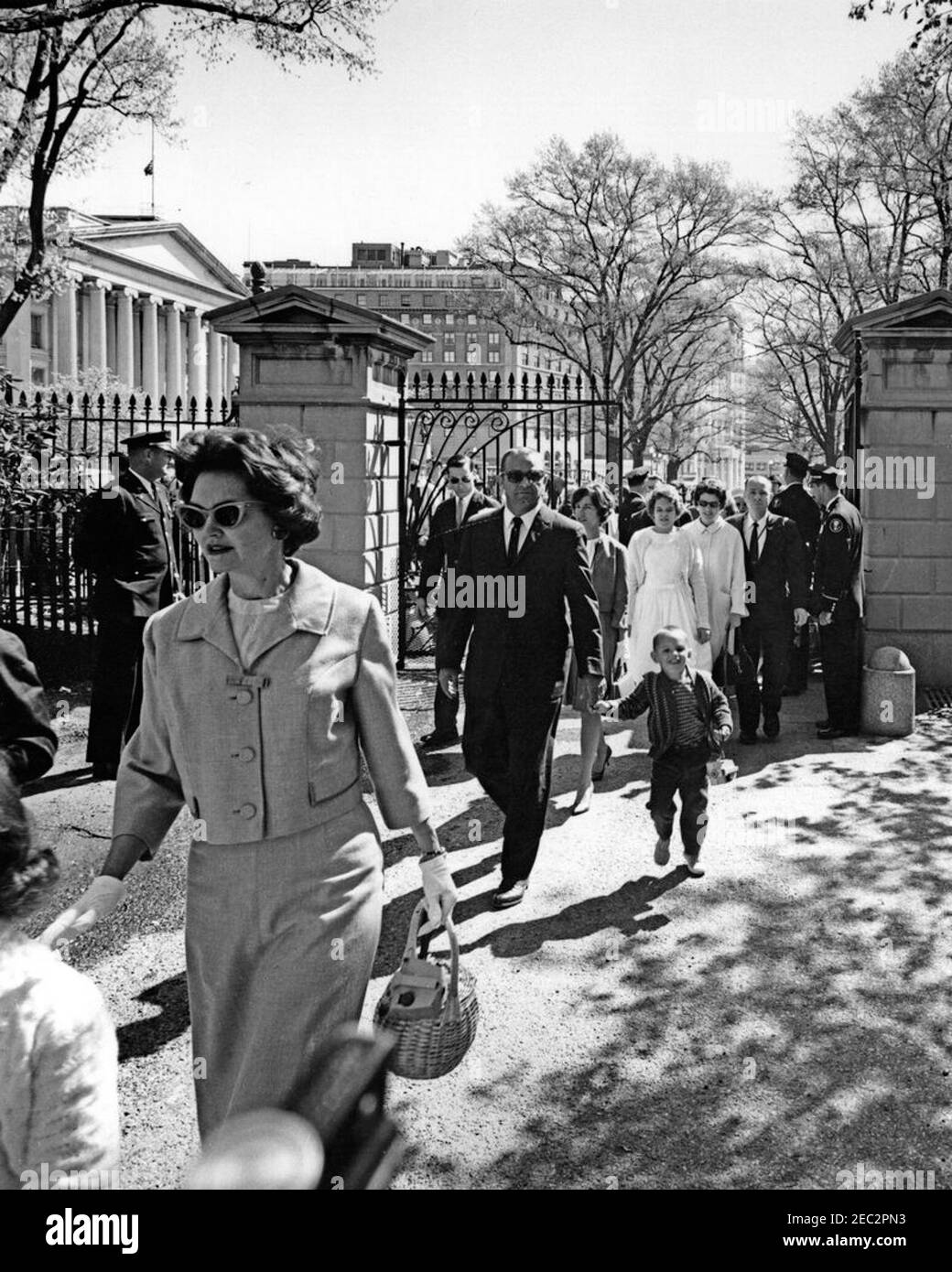 Easter Egg Roll alla Casa Bianca. Gli ospiti, inclusi bambini e famiglie, entrano attraverso un'entrata est del visito0027 della Casa Bianca sul prato sud per il rotolo delle uova di Pasqua della Casa Bianca; gli ufficiali di polizia della Casa Bianca non identificati controllano la folla. Il Dipartimento del Tesoro degli Stati Uniti è visibile sullo sfondo. Washington, D.C. Foto Stock