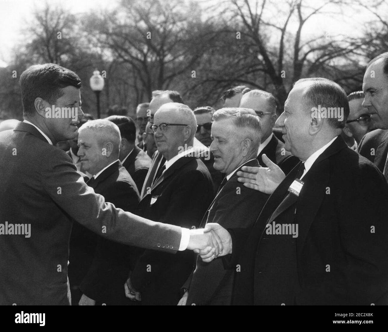 Incontro con i membri della stabilizzazione agricola u0026 Comitati di conservazione, 9:45. Il presidente John F. Kennedy (a sinistra) saluta i membri dei comitati di stabilizzazione e conservazione agricola (ASC) sul prato dell'ala ovest della Casa Bianca, Washington, D.C. Foto Stock