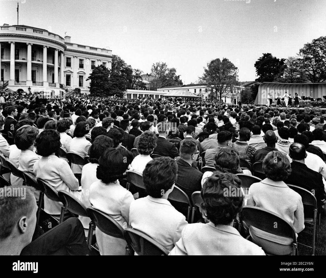 First Lady Jacqueline Kennedyu0027s (JBK) programma musicale per giovani, 14:10. Un pubblico riunito sul prato sud della Casa Bianca guarda una performance dei ballerini del Berea (Kentucky) College Country durante la sesta puntata di First Lady Jacqueline Kennedyu2019s programmi musicali per la gioventù da parte della gioventù. Washington, D.C. Foto Stock