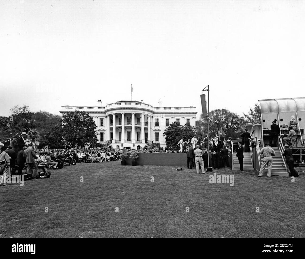 First Lady Jacqueline Kennedyu0027s (JBK) programma musicale per giovani, 14:10. Un pubblico riunito sul prato sud della Casa Bianca guarda una performance dei ballerini del Berea (Kentucky) College Country durante la sesta puntata di First Lady Jacqueline Kennedyu2019s programmi musicali per la gioventù da parte della gioventù. Cameramen filma la performance all'estrema sinistra. Washington, D.C. Foto Stock