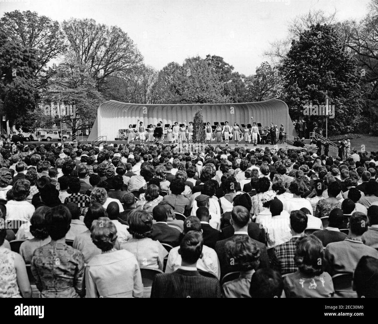 First Lady Jacqueline Kennedyu0027s (JBK) programma musicale per giovani, 14:10. Un pubblico riunito sul prato sud della Casa Bianca guarda una performance dei ballerini del Berea (Kentucky) College Country durante la sesta puntata di First Lady Jacqueline Kennedyu2019s programmi musicali per la gioventù da parte della gioventù. Washington, D.C. Foto Stock