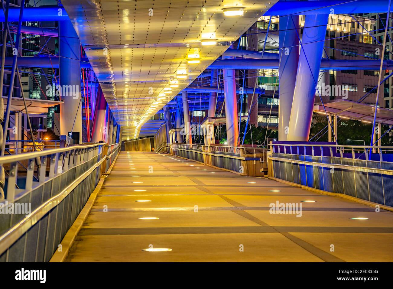 Kurilpa ponte illuminato di notte attraverso il fiume Brisbane Foto Stock