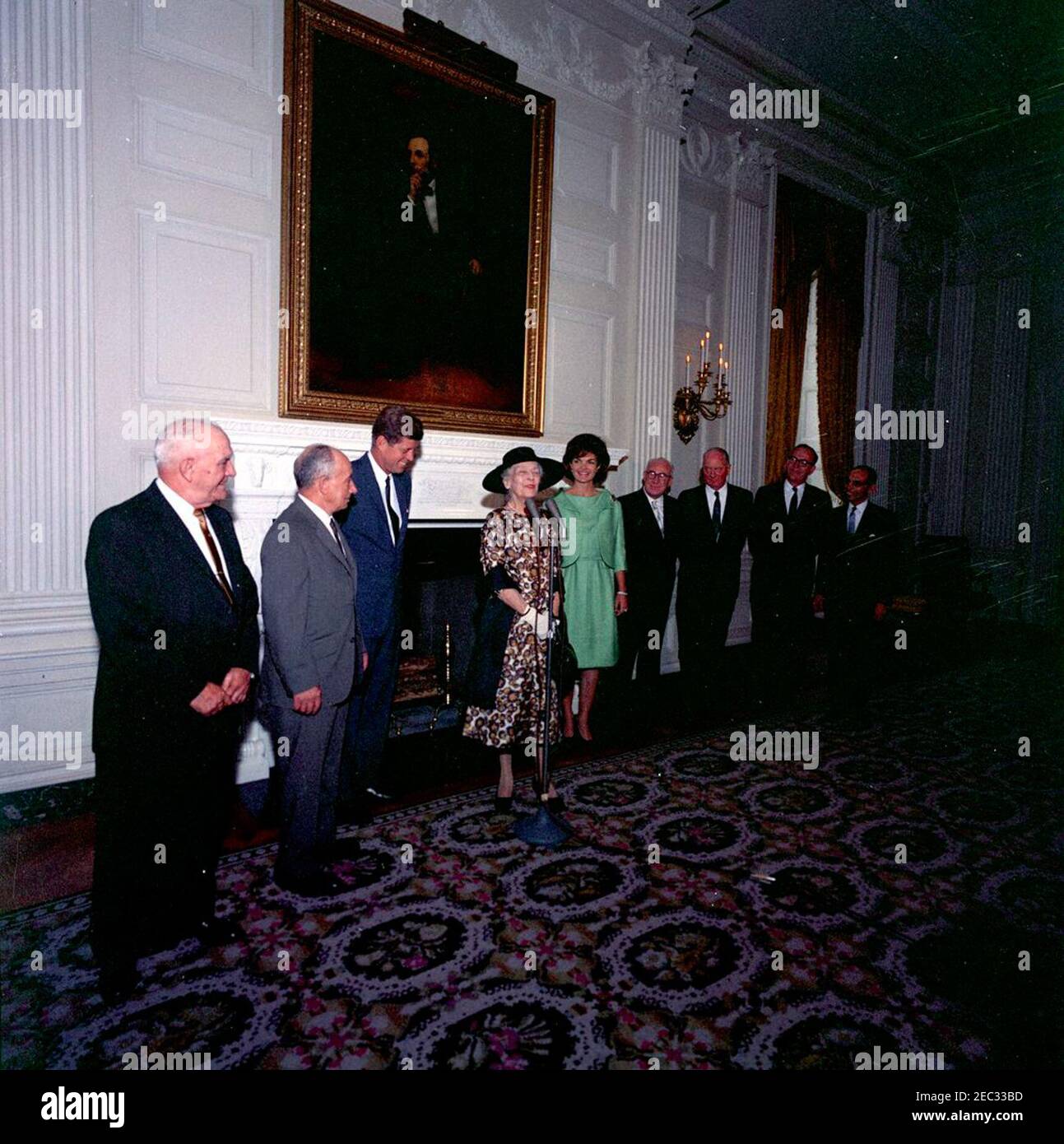 Cerimonia di premiazione per il New state Dining Room Mantel. Alice Roosevelt Longworth commenta la dedizione di un nuovo mantel installato nella Sala da pranzo dello Stato; il mantel è stato un dono sia dello studio di architettura Steinmann, Cain u0026 White che del Marble Industry Board di New York. Da sinistra a destra: Tagliapietre, Guido Ratti e Alex Salvioli; presidente John F. Kennedy; sig.ra Longworth; presidente onorario del Comitato delle Belle Arti, First Lady Jacqueline Kennedy; John J. Powers, del Consiglio dell'industria del marmo di New York; Edwin B. Olsen e Walker O. Cain, dello studio di architettura Stei Foto Stock