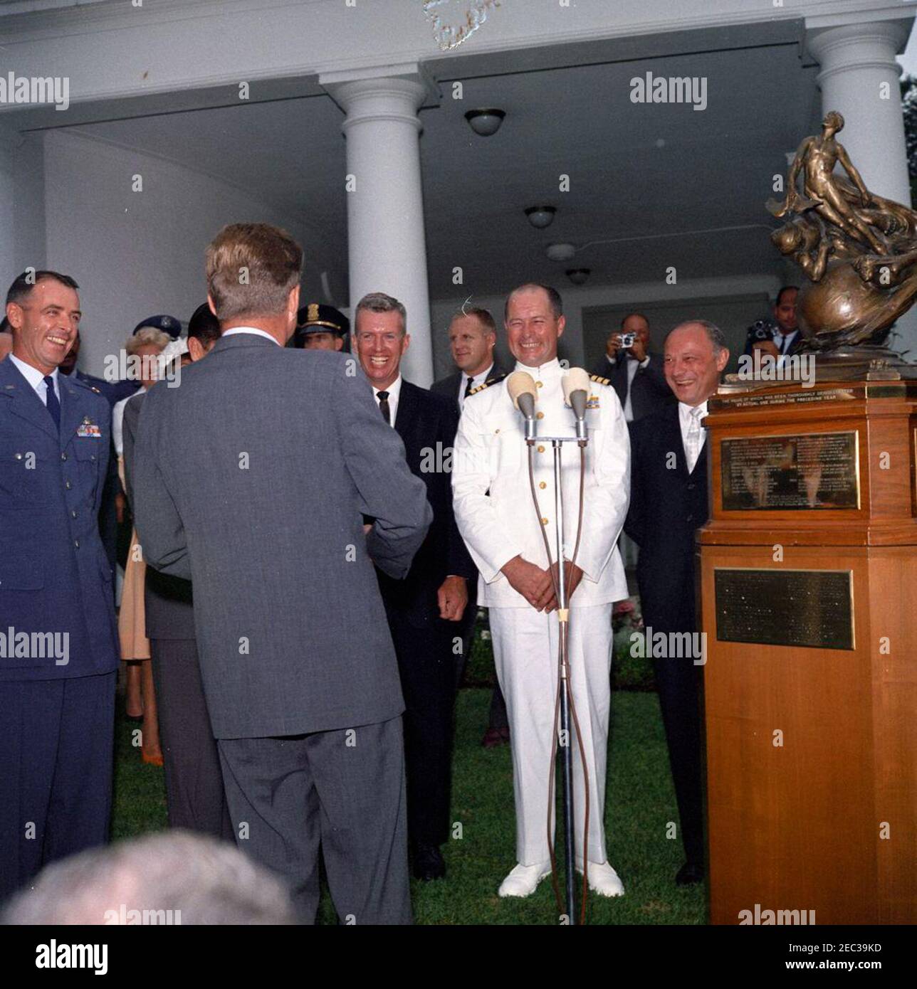 Presentazione del Trofeo Collier 1961 alle 11:30. Il presidente John F. Kennedy (torna alla telecamera) visita con i destinatari del Trofeo Robert J. Collier 1961; il presidente Kennedy ha presentato il trofeo a quattro piloti X-15 per conto della National Aeronautic Association (NAA). I destinatari includono: Major Robert M. White (U.S.A. Air Force), A. Scott Crossfield (North American Aviation), Joseph A. Walker (National Aeronautics and Space Administration), e Comandante Forrest S. Petersen (U.S. Navy). Anche nella foto: Presidente del Consiglio di Amministrazione della National Aeronautic Association, Jacqueline Cochran; New York T. Foto Stock