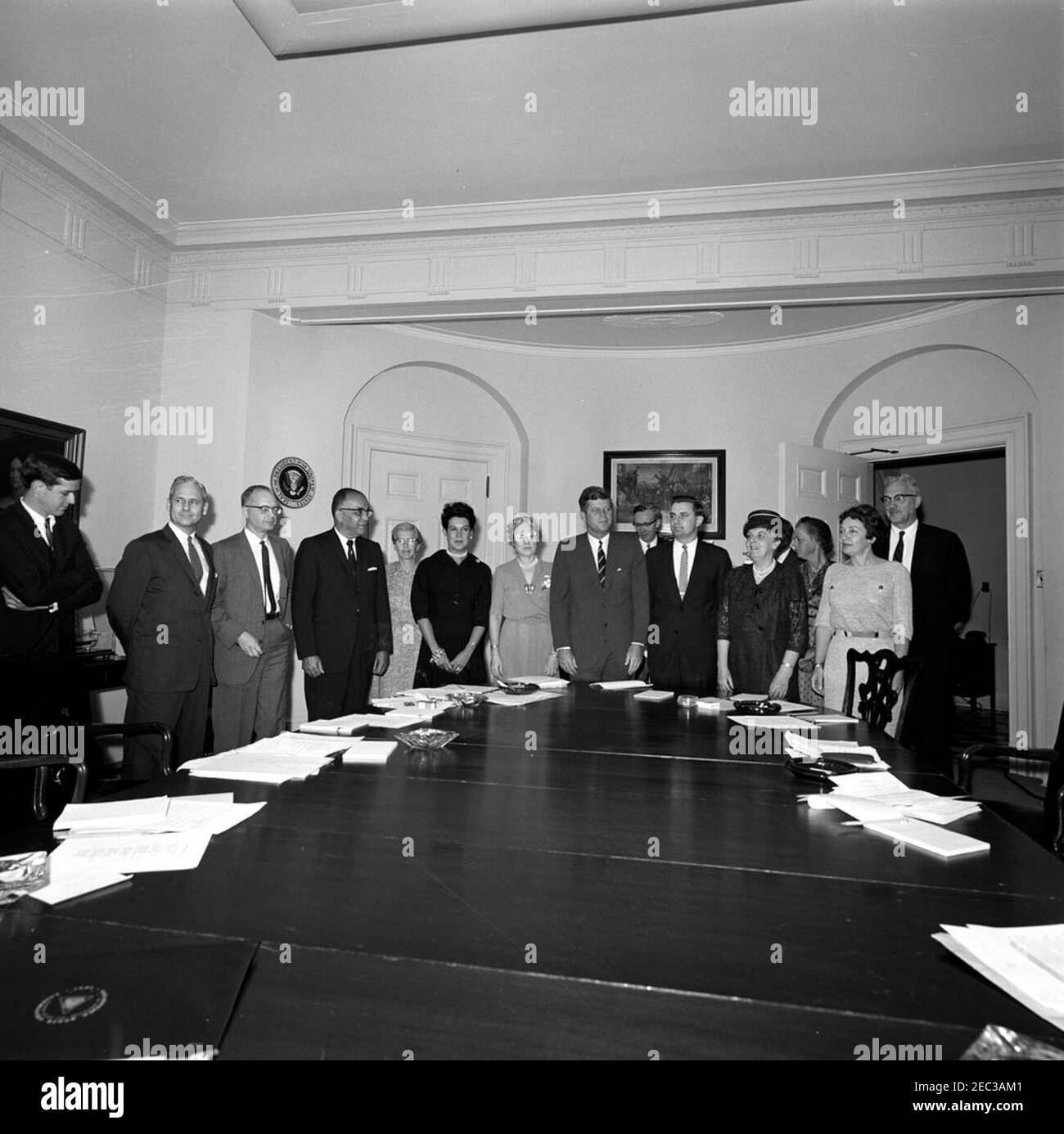 Incontro con i membri del Consiglio consultivo Consumersu0027, ore 11. Il presidente John F. Kennedy incontra i membri del Consumer Advisory Council. Da sinistra a destra: Stephen M. DuBrul, Jr., della Lehman Brothers; Professore e Capo del Dipartimento di Economia della Famiglia presso la Kansas state University, Dr. Richard L. D. Morse; Direttore informazioni della cooperative League degli Stati Uniti, David W. Angevine; Direttore esecutivo della Urban League di Greater New York, Dr. Edward S. Lewis; ex presidente del Consumer Advisory Committee, Dr. Caroline Ware; Sylvia Porter, di Hall Syndicate, Inc.; Cha Foto Stock