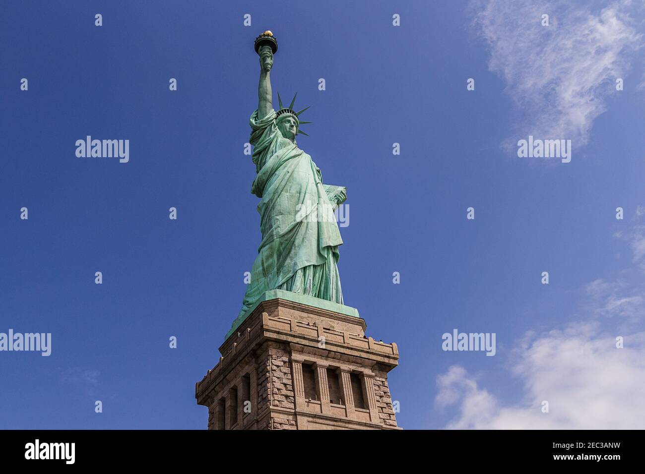 Un'immagine della Statua della libertà dal basso Foto Stock