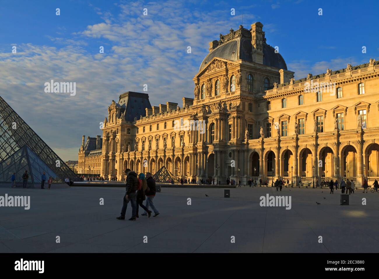 Ala Richelieu, Louvre, Parigi, Francia. La Cour Napoleone al tramonto. Foto Stock